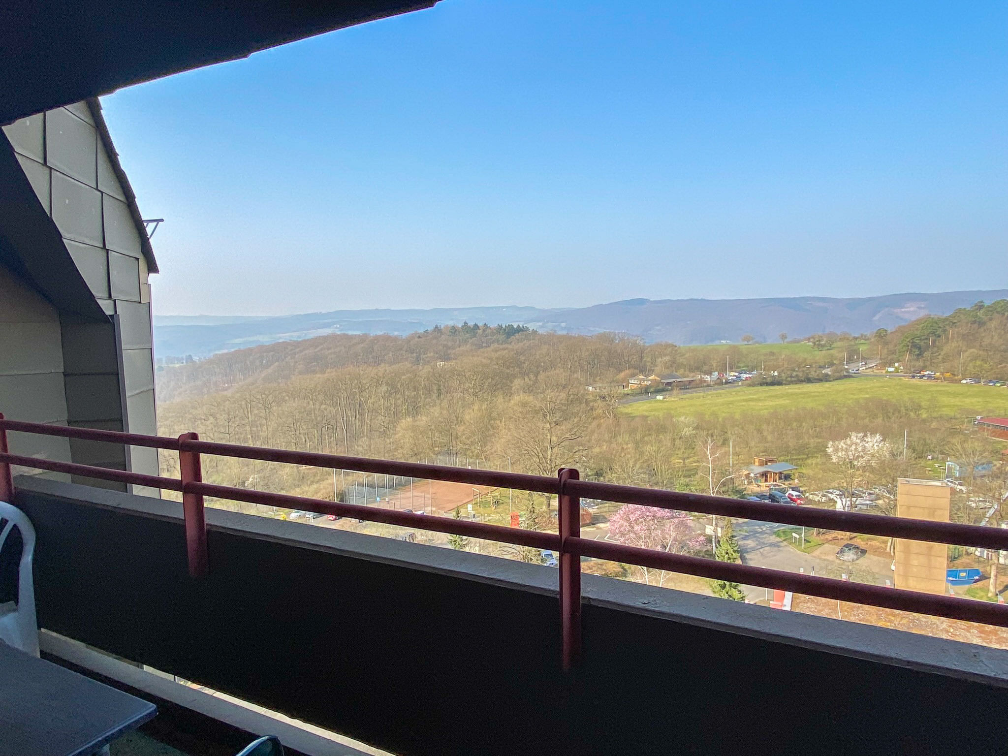 "Rheinblick (A1208)", appartement 2-kamers 56 m2 op de 12e verdieping, op het westen gelegen. Woon-/eetkamer met 1 2-pers divanbed (160 cm, lengte 200 cm), Sat-TV (Flatscreen TV), CD-speler. Uitgang n..