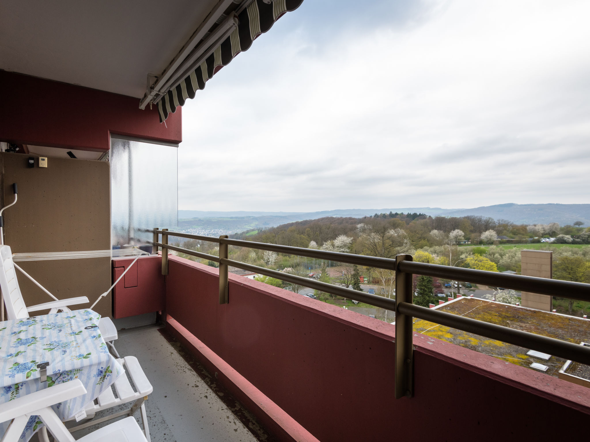 "Hunsrückblick (A905)", appartement 1-kamer 38 m2 op de 9e verdieping, op het westen gelegen. Woon-/eetkamer met Sat-TV (Flatscreen TV), air-conditioning. Uitgang naar het balkon. Slaapnis met 2 bedd..