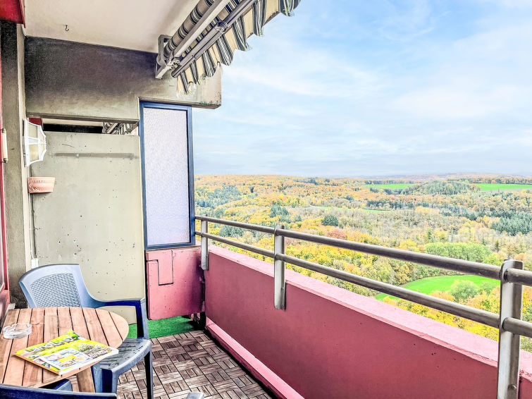 "A1011/Höhenblick", appartement 3-kamers 68 m2 op de 10e verdieping, op het zuiden gelegen. Woon-/eetkamer met eethoek en Sat-TV (Flatscreen TV). Uitgang naar het balkon. 1 kamer met 1 2-pers bed (13..