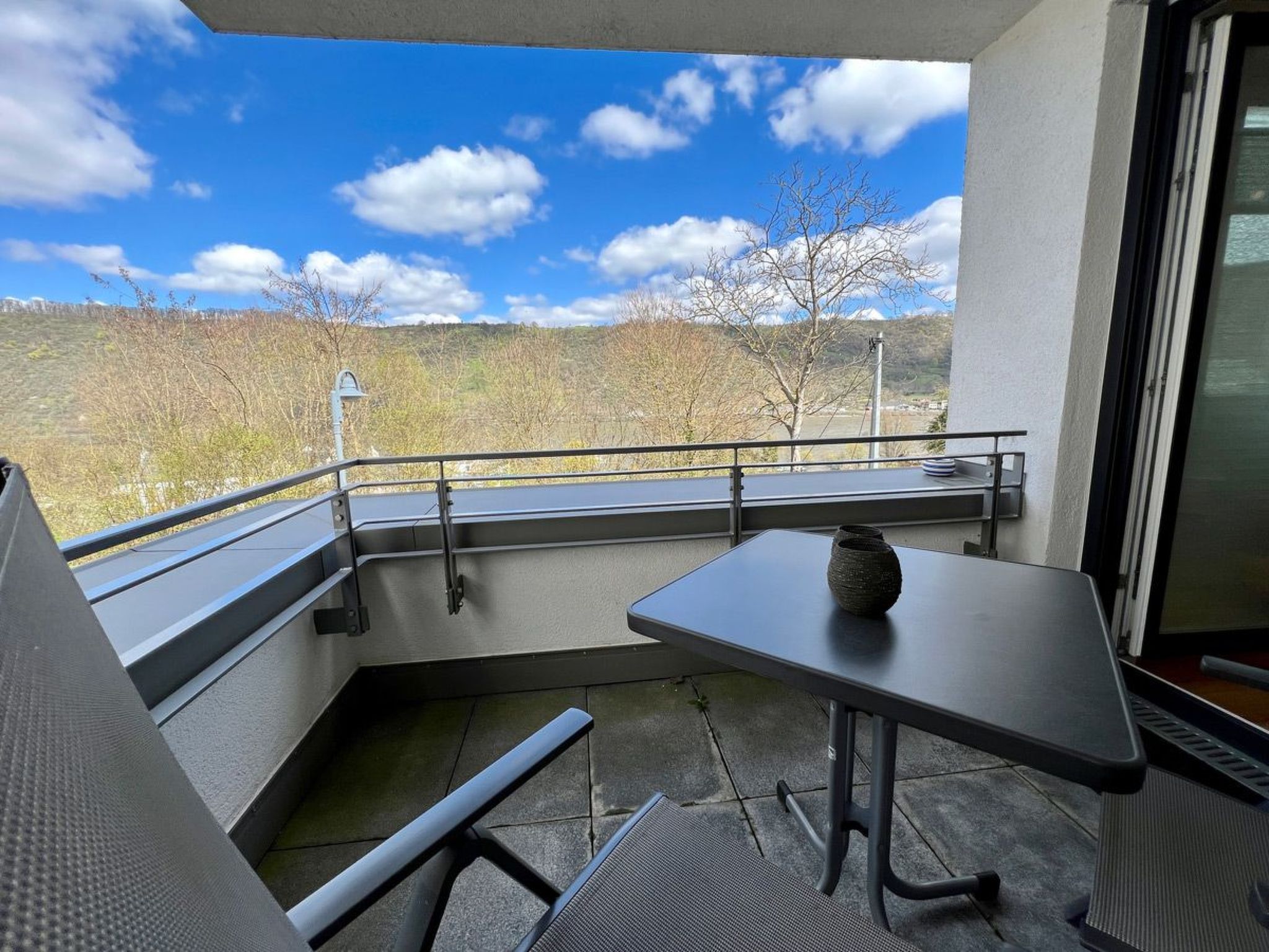 Moderne Wohnung mit Parkplatz und Rheinblick-Buiten