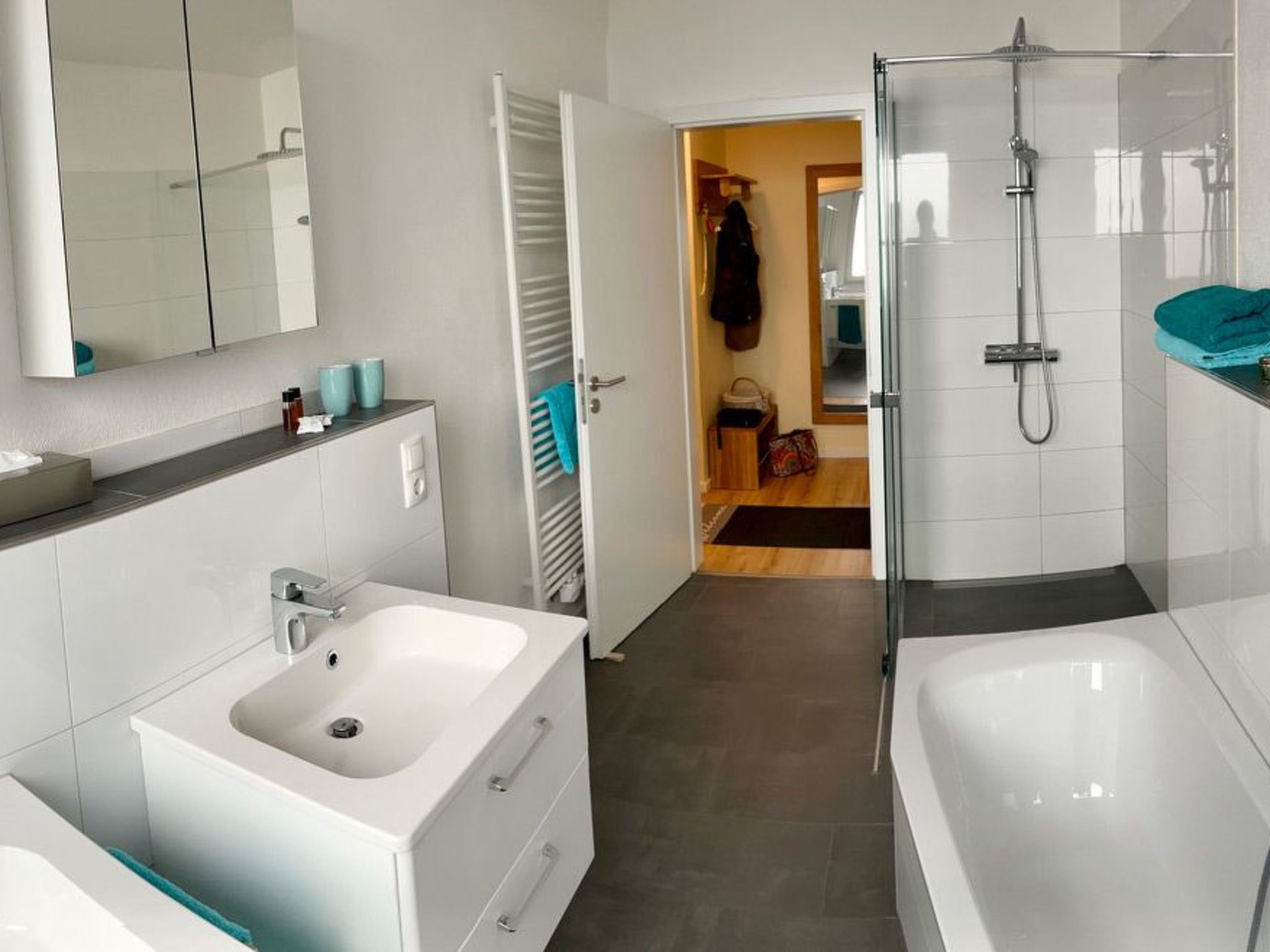 Moderne Wohnung mit Parkplatz und Rheinblick-Binnen