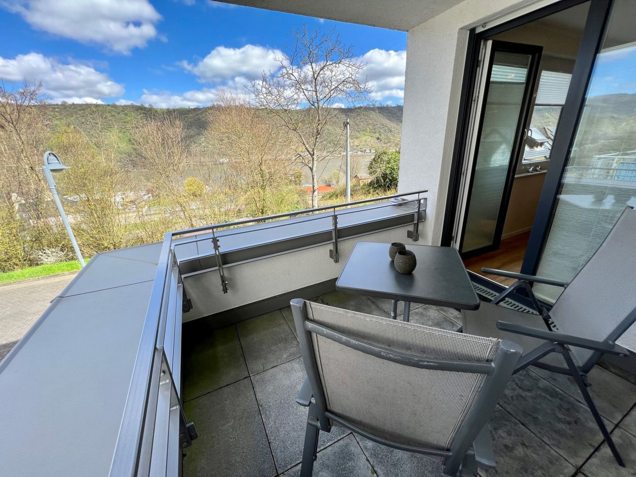 Moderne Wohnung mit Parkplatz und Rheinblick — Terrace (2 of 73)