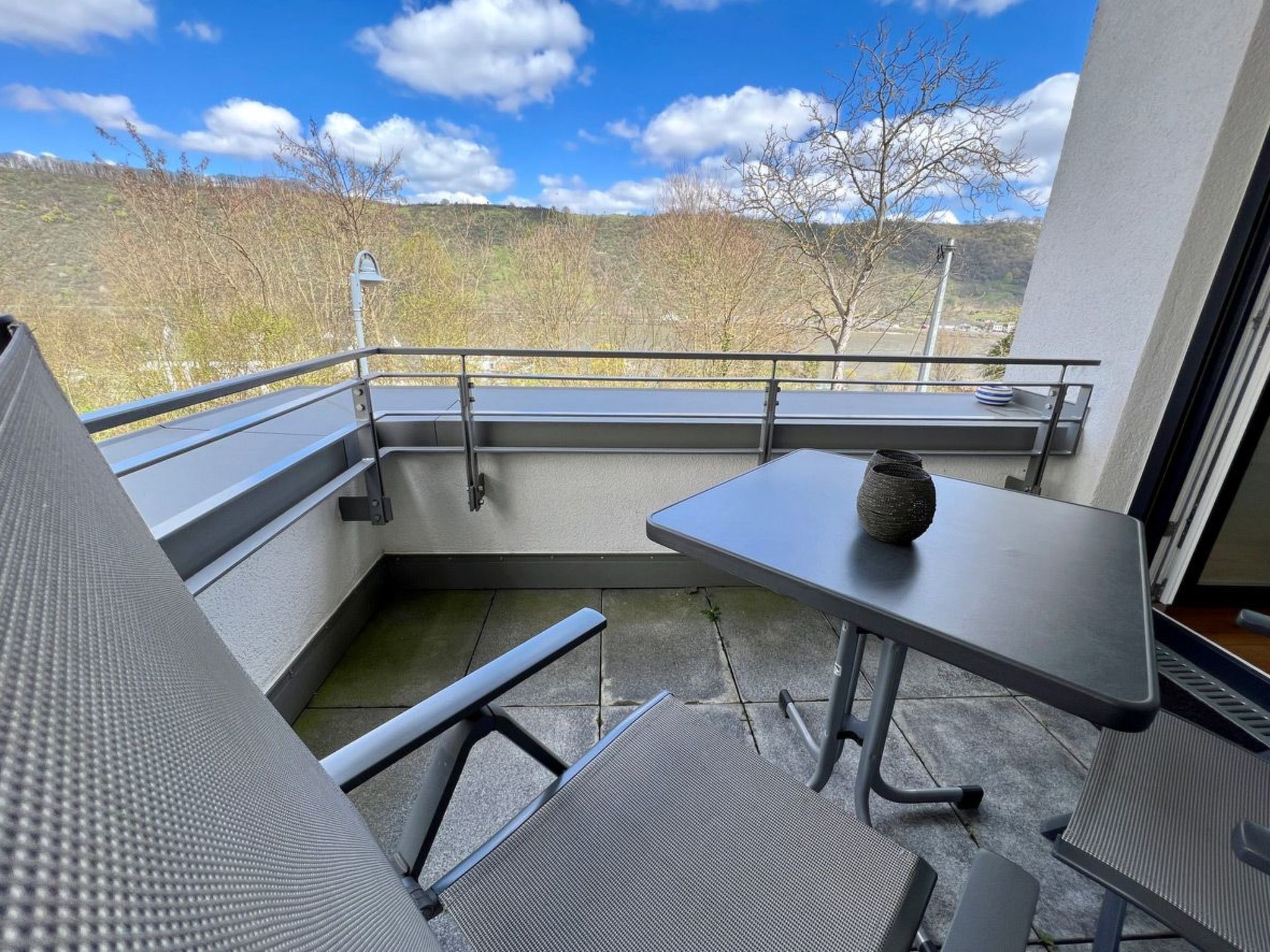 Moderne Wohnung mit Parkplatz und Rheinblick — Terrace (5 of 73)