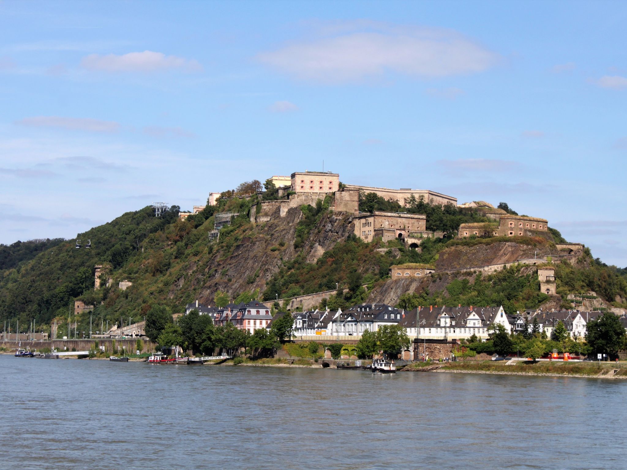 Moderne Wohnung mit Parkplatz und Rheinblick-Buiten