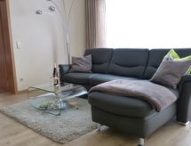 mit Parkplatz und Terrasse