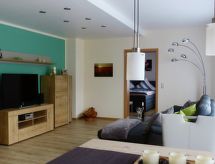 mit Parkplatz und Terrasse