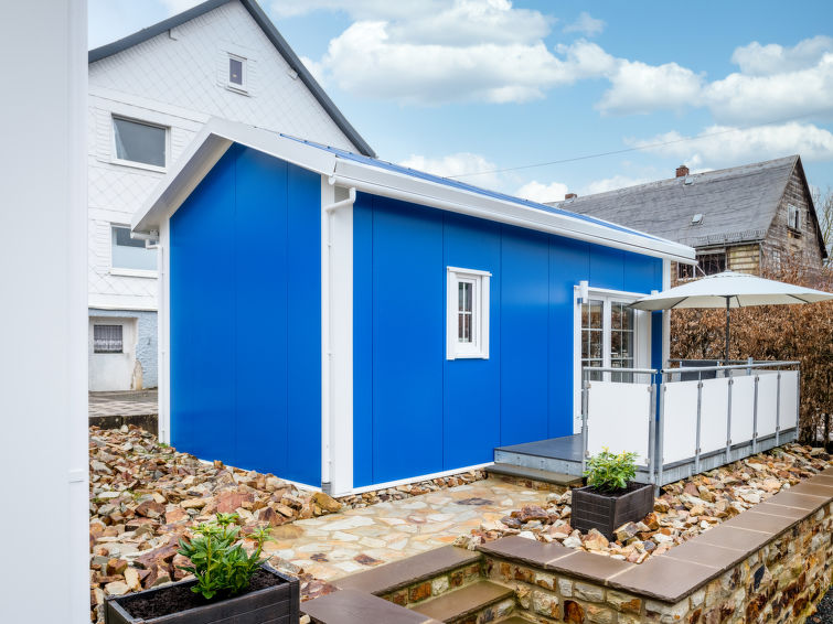 "Tiny Haus Westerwald 16 Blue", huis 1-kamer 28 m2. Modern en gezellig ingericht: woon-/eetkamer, op 2 verdiepingen met TV. Uitgang naar het balkon. Open galerij met afgeschuinde daken, hoogte van het..