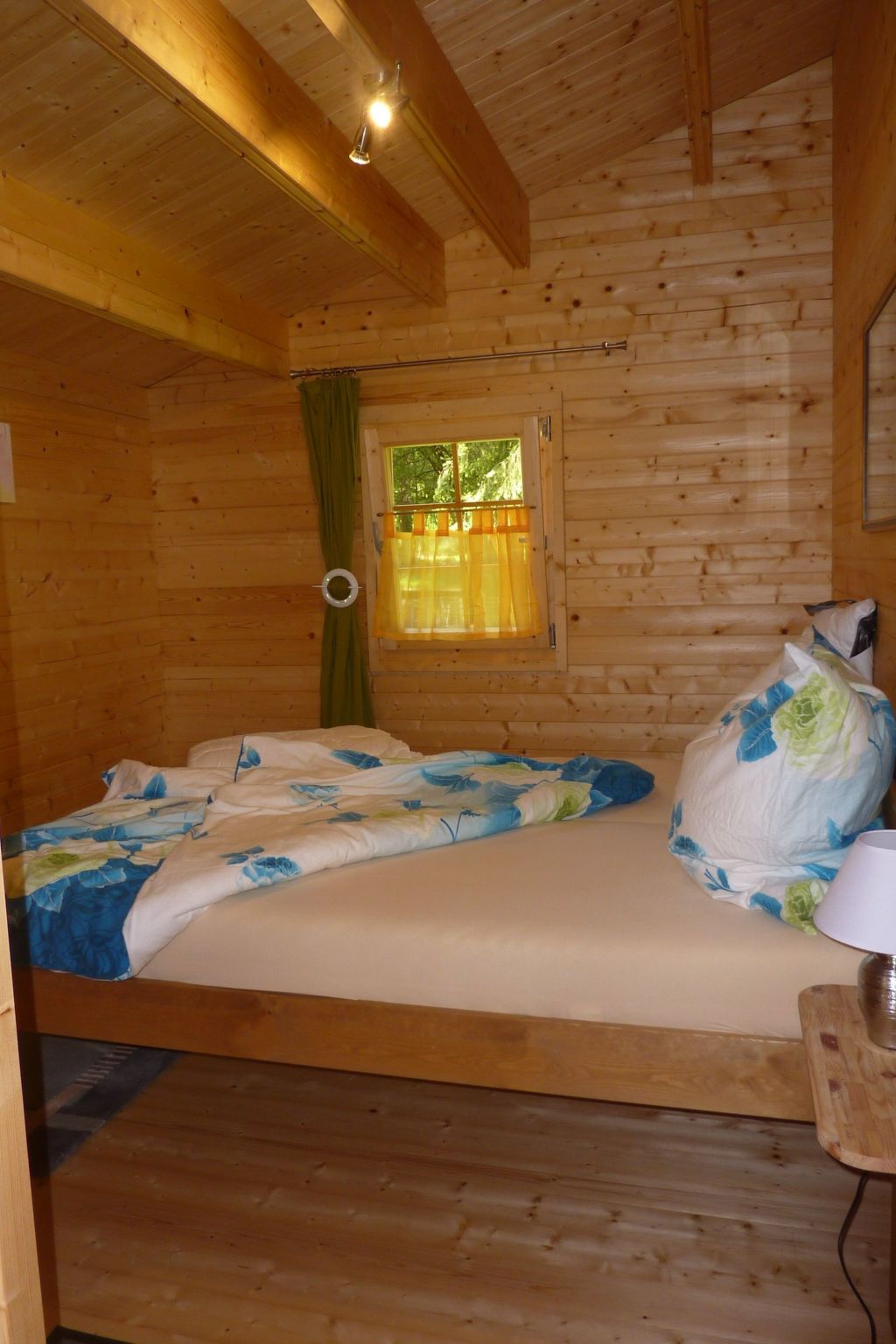 Holz-Blockhaus für vier Personen mit Terrasse-Binnen