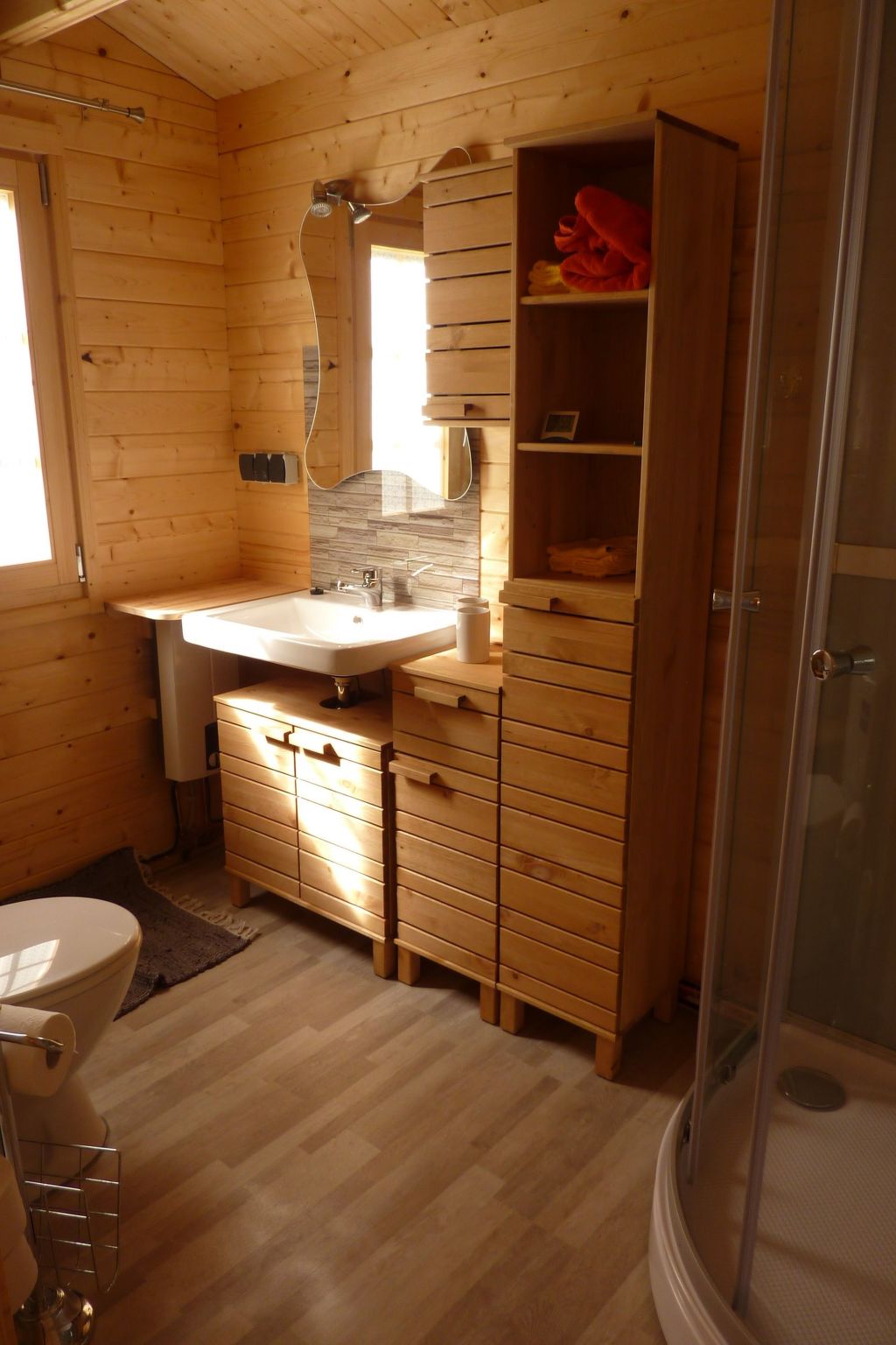 Holz-Blockhaus für vier Personen mit Terrasse-Binnen