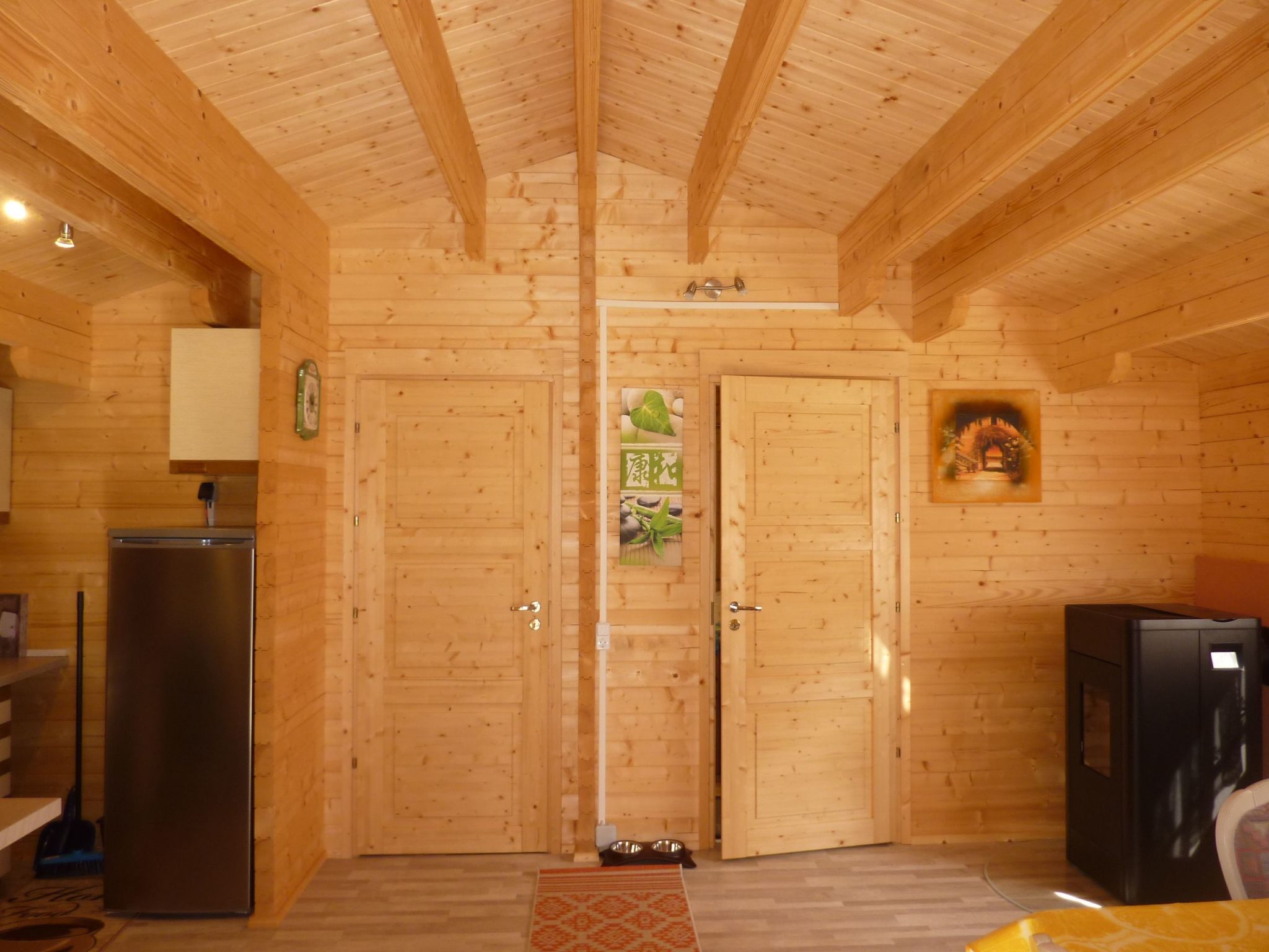 Holz-Blockhaus für vier Personen mit Terrasse-Binnen