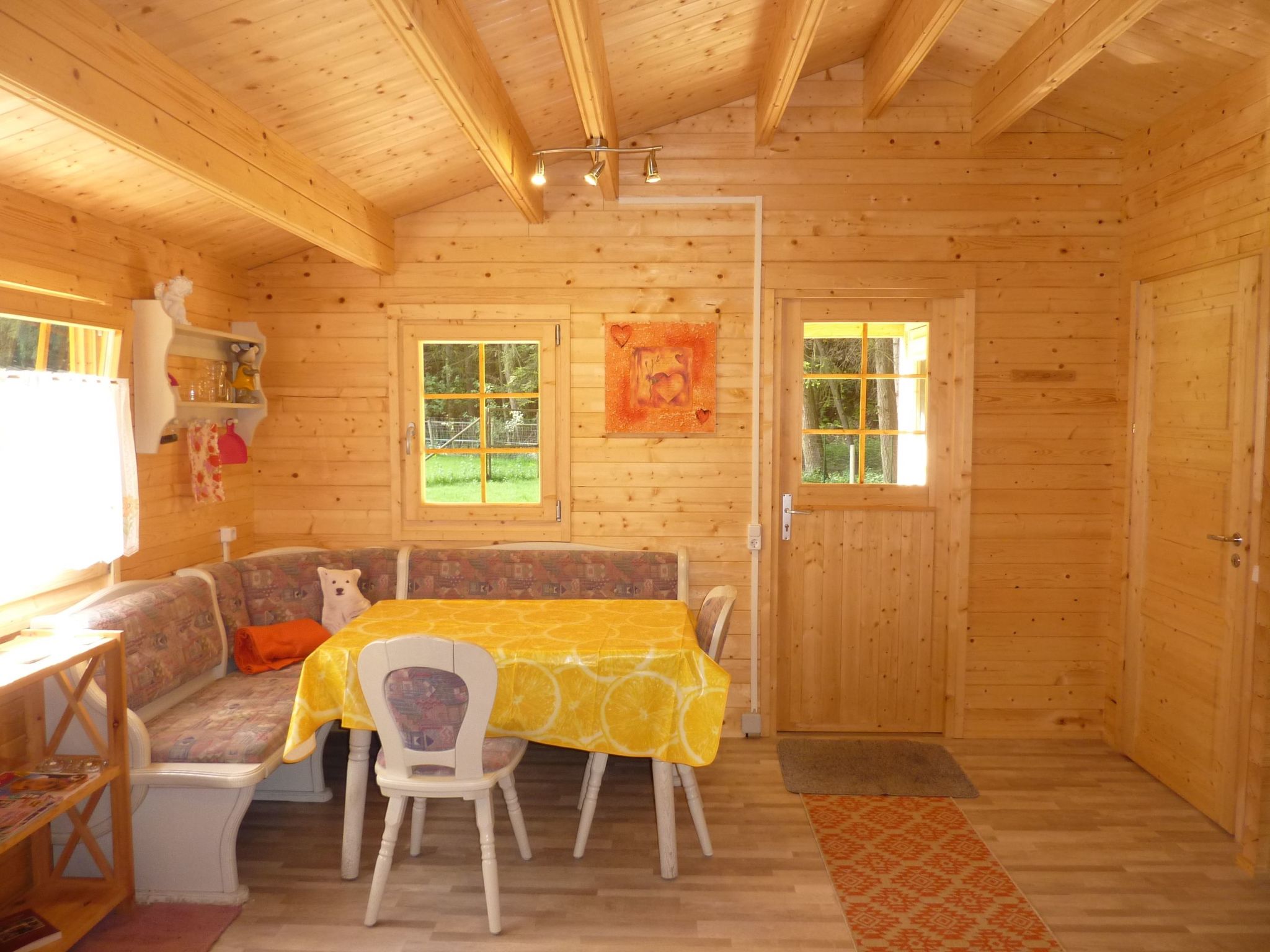 Holz-Blockhaus für vier Personen mit Terrasse-Binnen