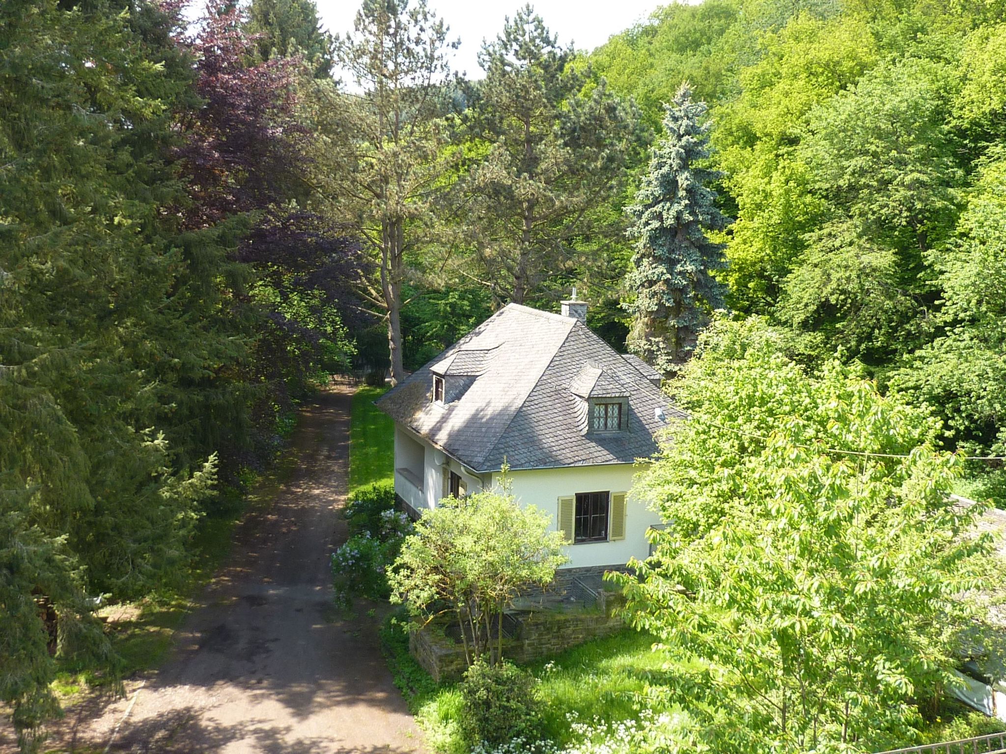 Holz-Blockhaus für vier Personen mit Terrasse-Binnen