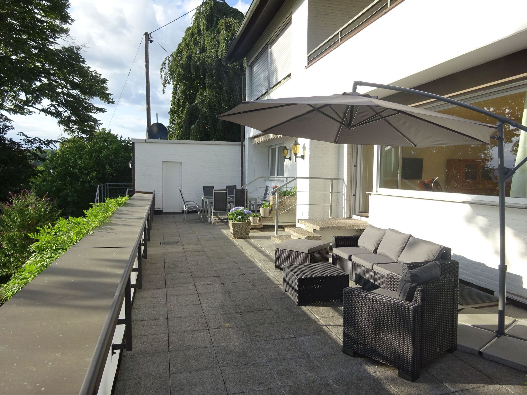 Großzügige Wohnung mit Terrasse und Rheintalblick
