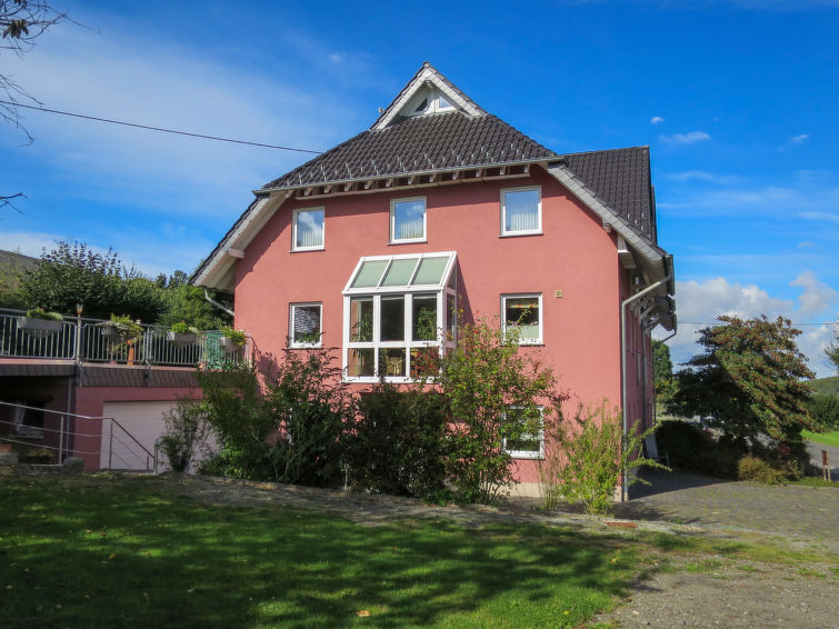 Appartement 2-kamers 42 m2, op de begane grond. Gezellig ingericht: woon-/eetkamer met Sat-TV, radio en CD-speler. 1 2-pers. kamer. Kookhoek (4-pits kookplaat, oven, afwasmachine, waterkoker, elektris..