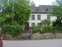 mit Garten und Parkplatz