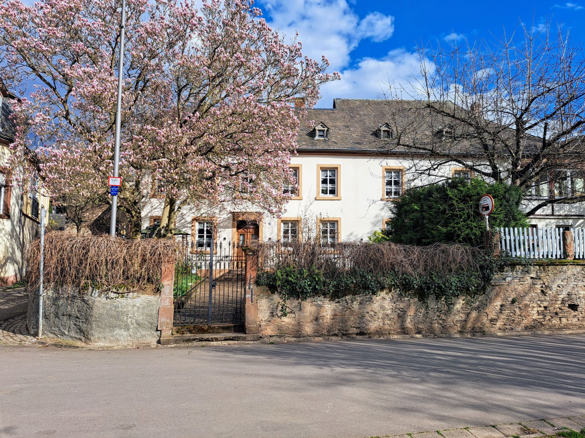 Mit Garten und Parkplatz-Binnen