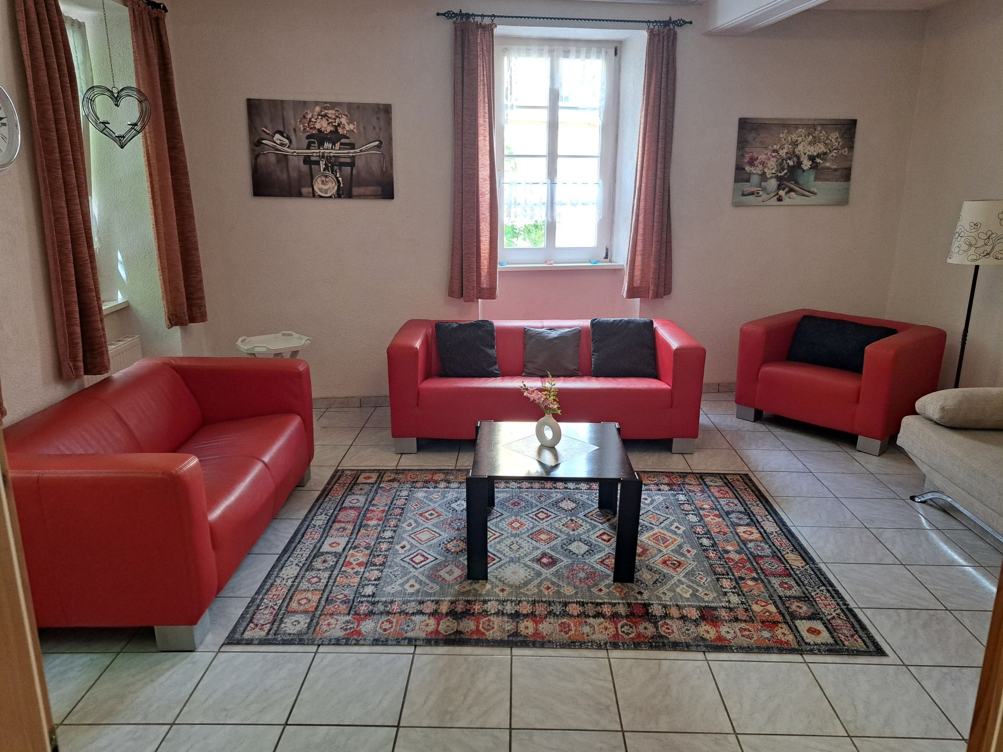 Mit Garten und Parkplatz-Binnen