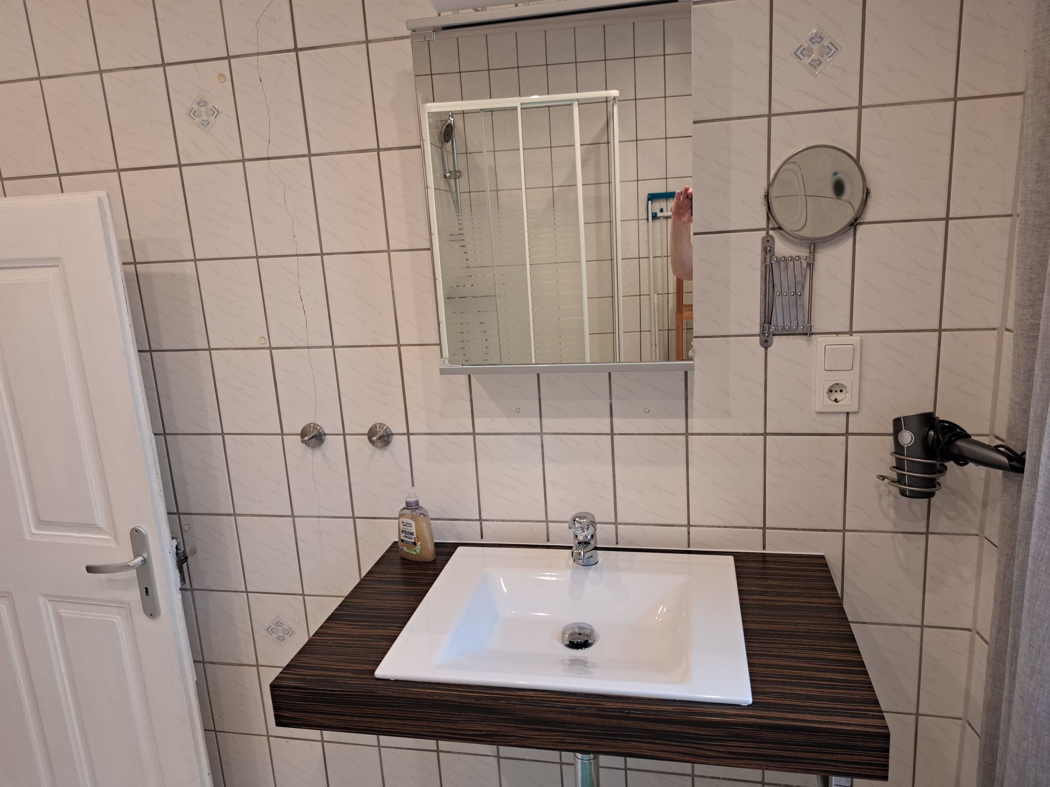 Mit Garten und Parkplatz-Binnen