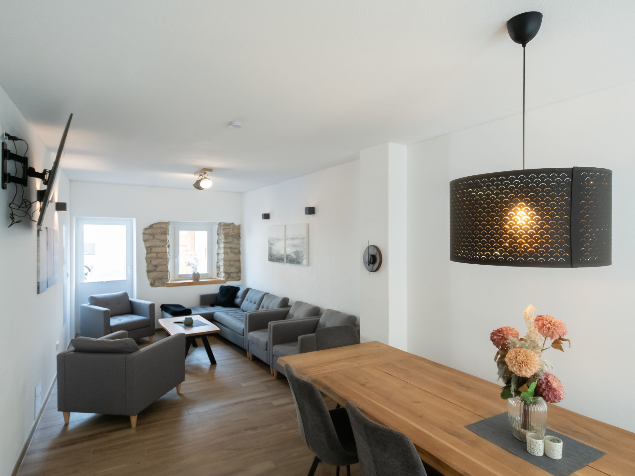Huis 8-kamers 160 m2 op 4 verdiepingen. Ruim, gedeeltelijk afgeschuinde daken, rustiek en met veel hout ingericht: woon-/eetkamer met Digitale TV. Uitgang naar het terras. Groot keuken (oven, afwasmac..