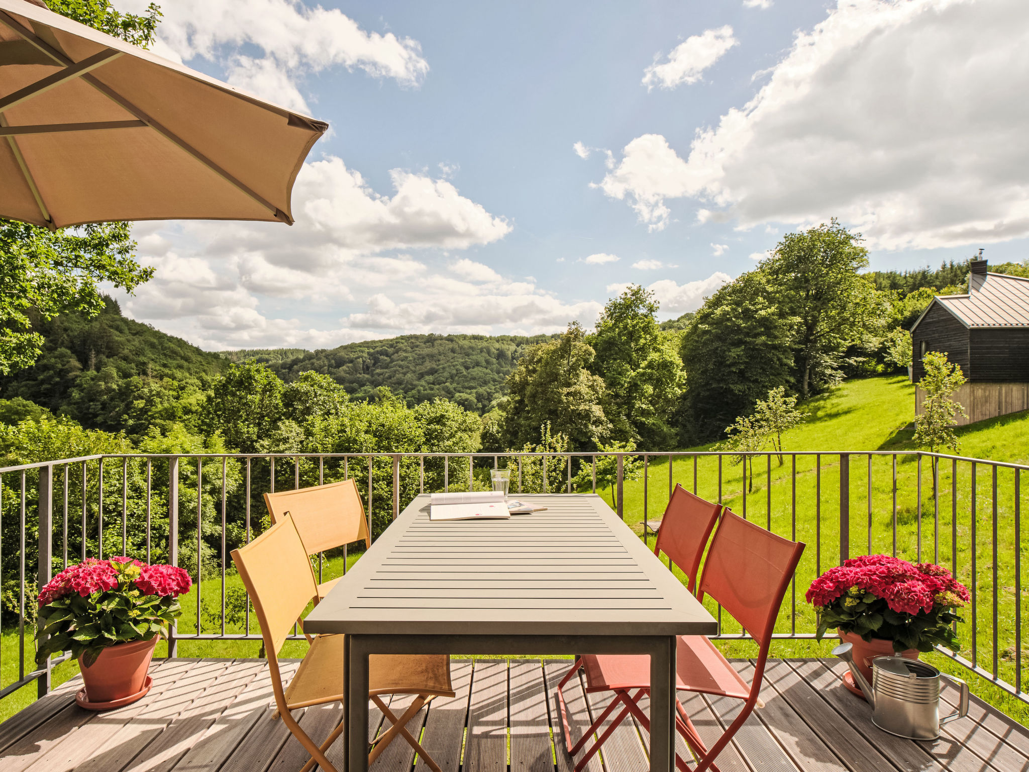 Moderner Holzhausneubau in der Eifel - Draußen