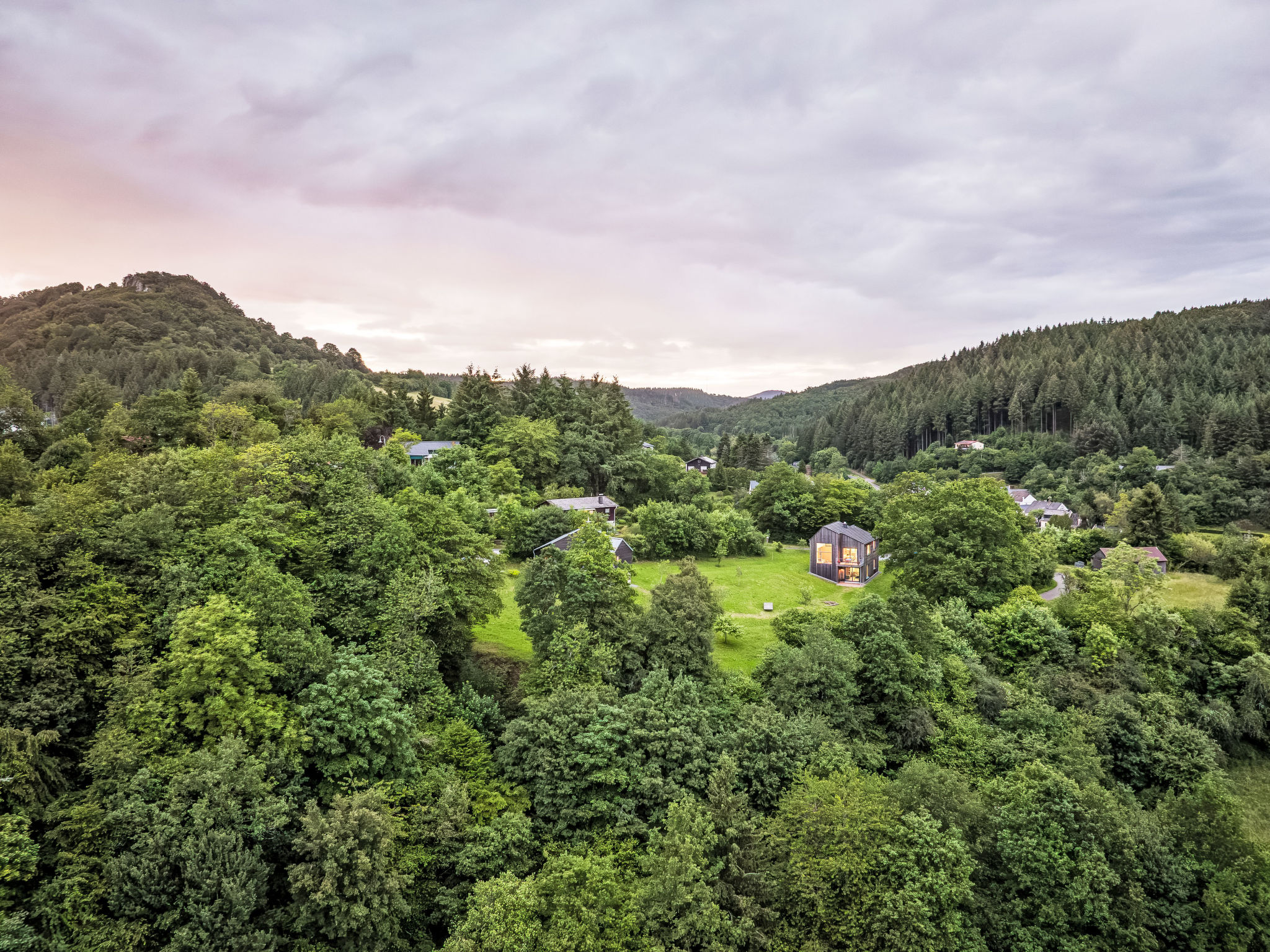 Moderner Holzhausneubau in der Eifel - Draußen
