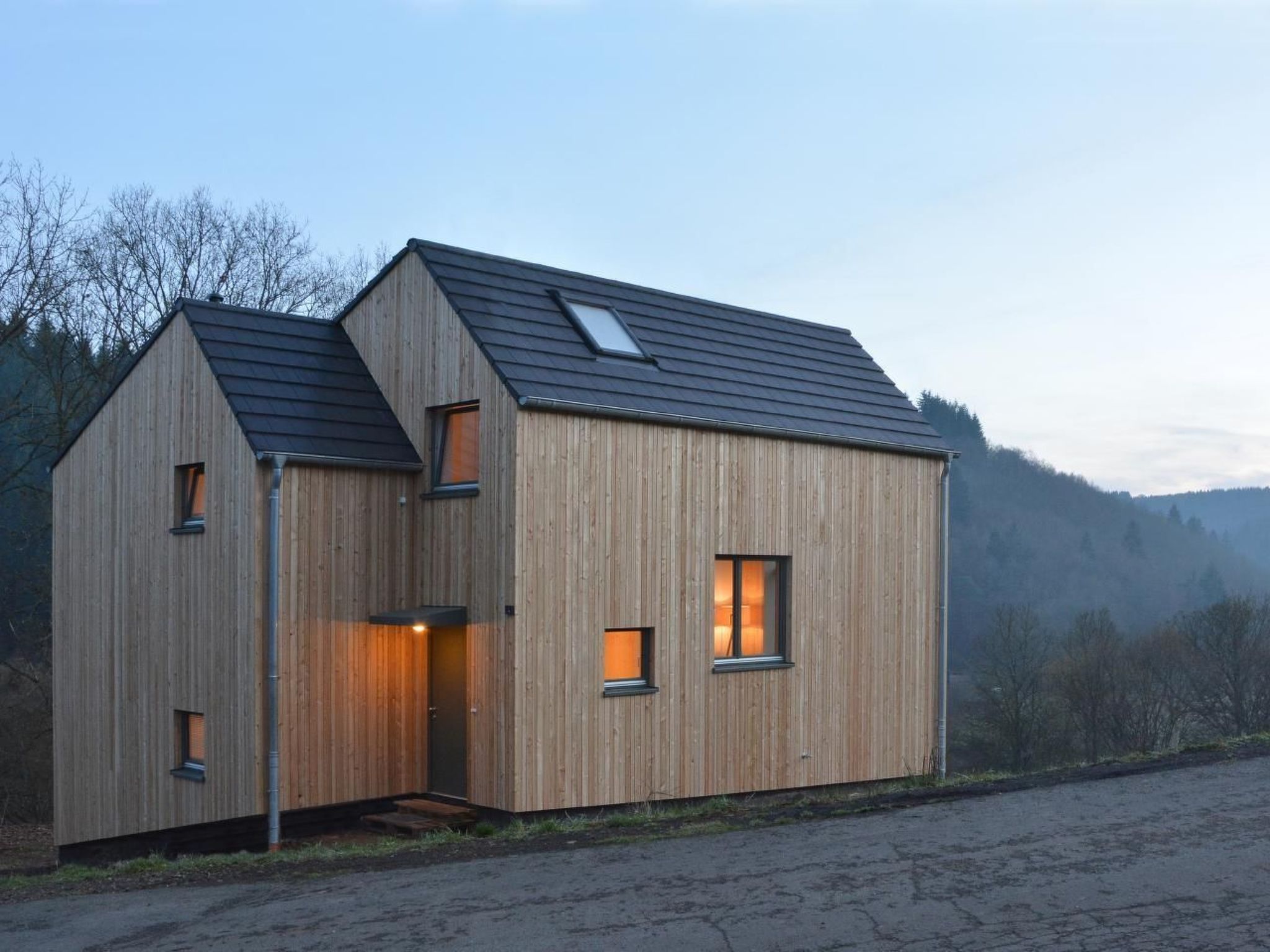 Moderner Holzhausneubau in der Eifel-Binnen