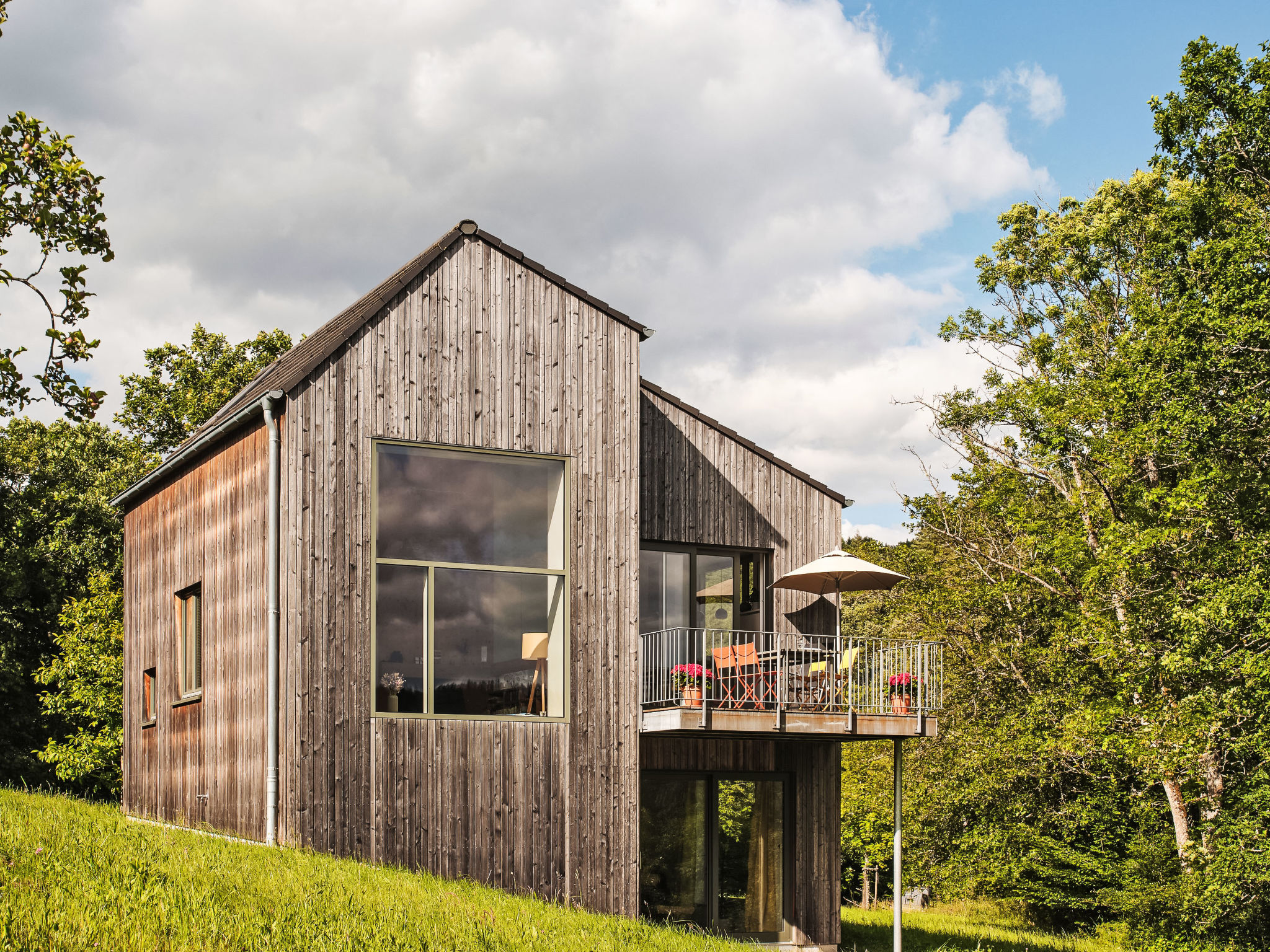 Moderner Holzhausneubau in der Eifel - Draußen