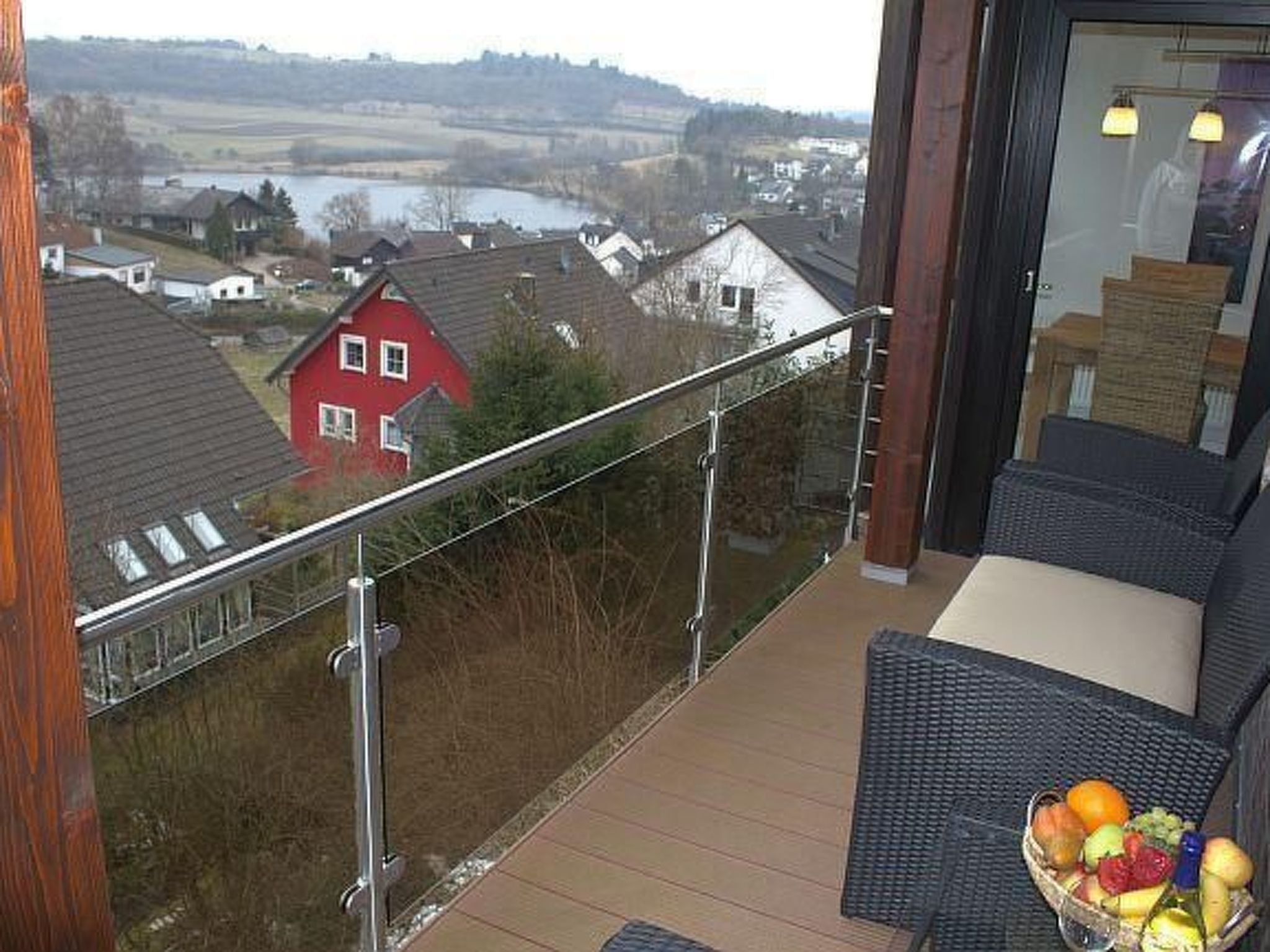 Deze vakantiewoning is gloednieuw, licht, modern en elegant ingericht. Ze heeft een heerlijk uitzicht op het meer, op het dorp en over het dal. De woning ligt in een mooi woongebied.

Het betreft een ..