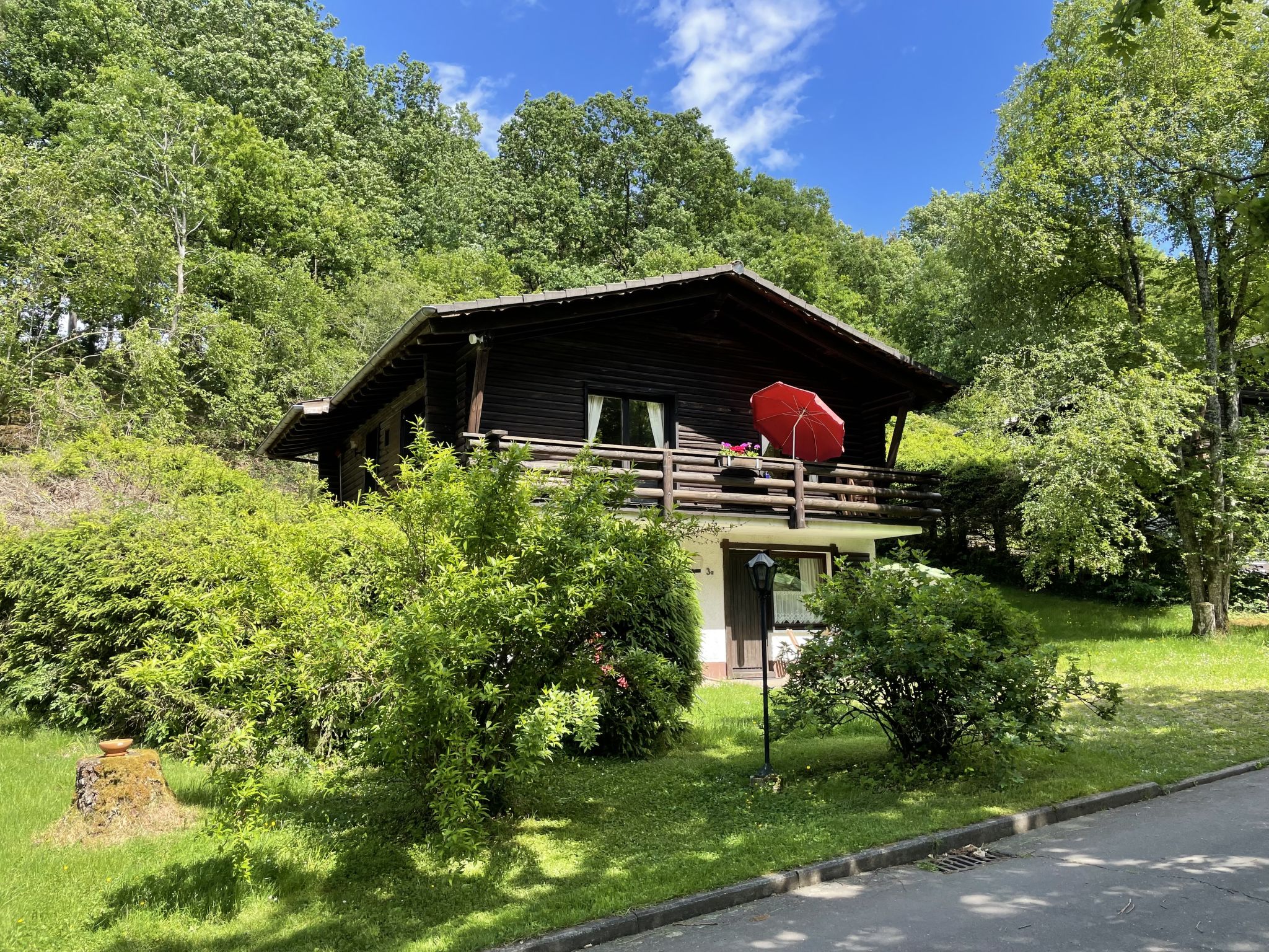 Appartement 3-kamers op de bovenverdieping. Gezellig en met veel hout ingericht: woon-/eetkamer 40 m2 met open haard en Sat-TV. Uitgang naar het balkon. 1 kamer 11 m2 met 1 2-pers bed (180 cm, lengte ..