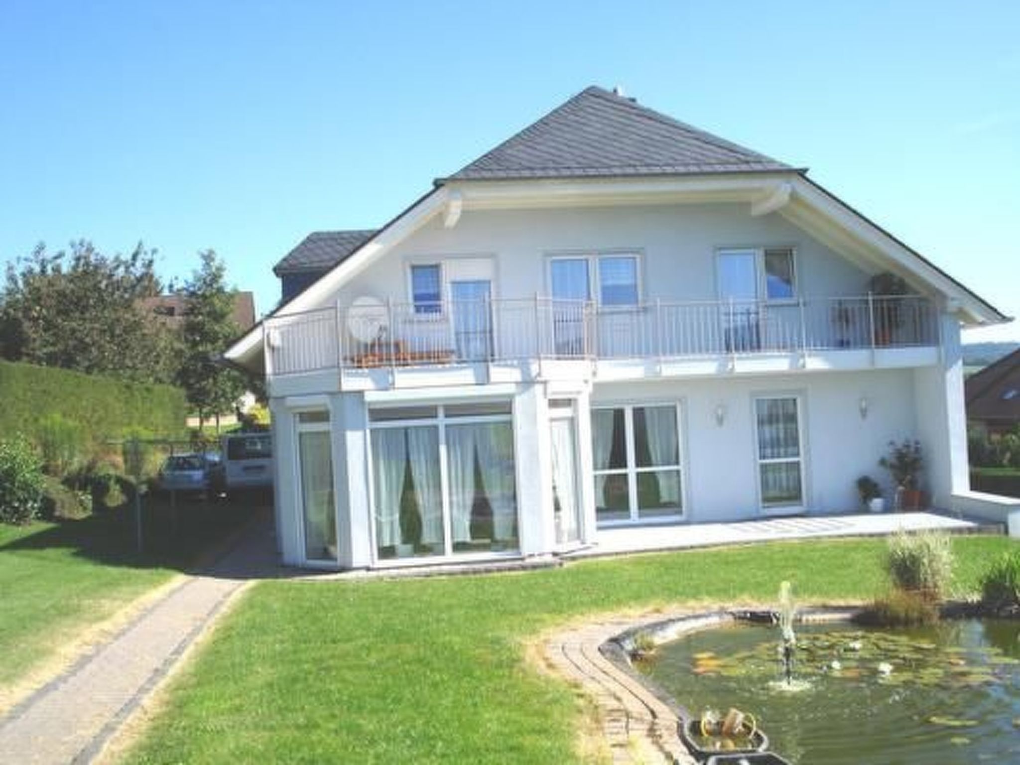 Wohnung mit Terrasse-Draußen