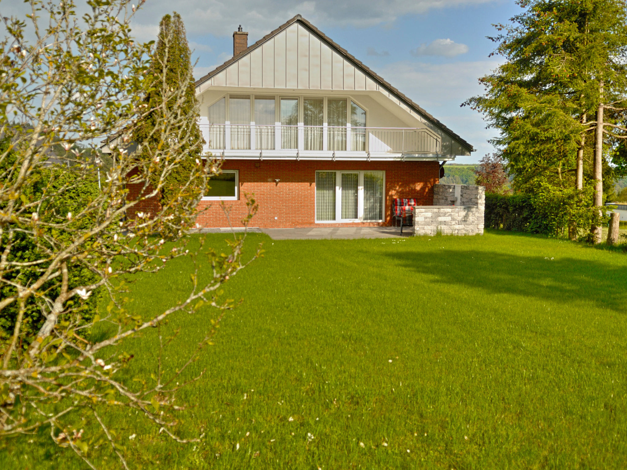 Appartement 3-kamers 130 m2, op verhoogde begane grond. Smaakvol en gezellig ingericht: woon-/eetkamer 30 m2 met Sat-TV (Flatscreen TV), CD-speler en stereo-installatie. Uitgang naar de tuin, naar het..