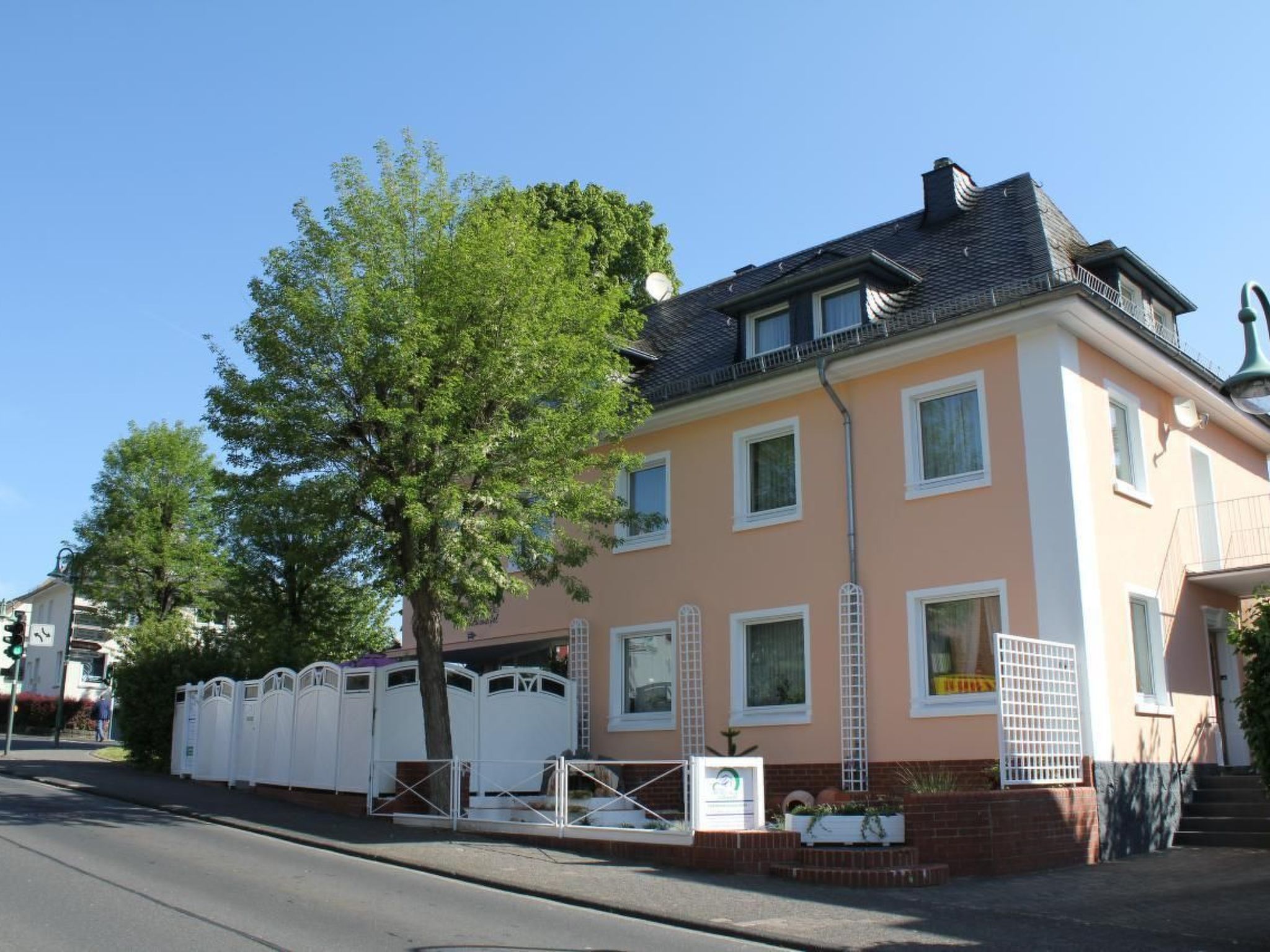 City Ferienhaus Daun in DaunDas große und moderne Ferienhaus liegt im Zentrum der schönen Kleinstadt und des Ferienortes Daun, in unmittelbarer Nähe zu vielen Sehenswürdigkeiten und Ausflugszielen..