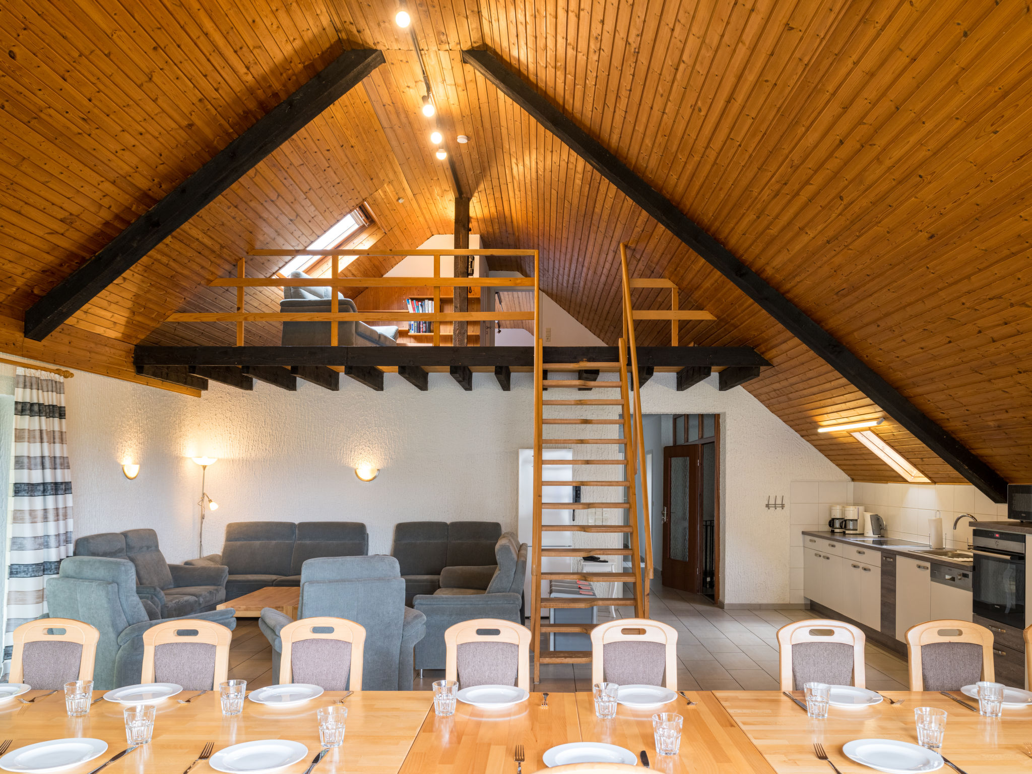 6-Zimmer-Wohnung 170 m2 auf 2 Stockwerken, im Obergeschoss. Modern und geschmackvoll eingerichtet: Wohn-/Esszimmer 72 m2 mit Sat-TV (Flachbildschirm), CD, Stereoanlage und DVD. Ausgang zum Balkon. 1 Z..