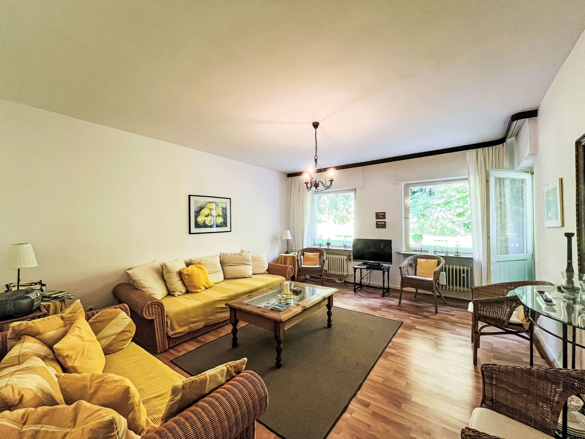 3-Zimmer-Wohnung 75 m2, im erhöhten Erdgeschoss. Hell, gemütlich eingerichtet: Wohnzimmer mit Sat-TV, Radio, CD und DVD. Ausgang zum Balkon. 1 Zimmer mit 2 Betten. 1 Doppelzimmer mit Radio. Küche (..