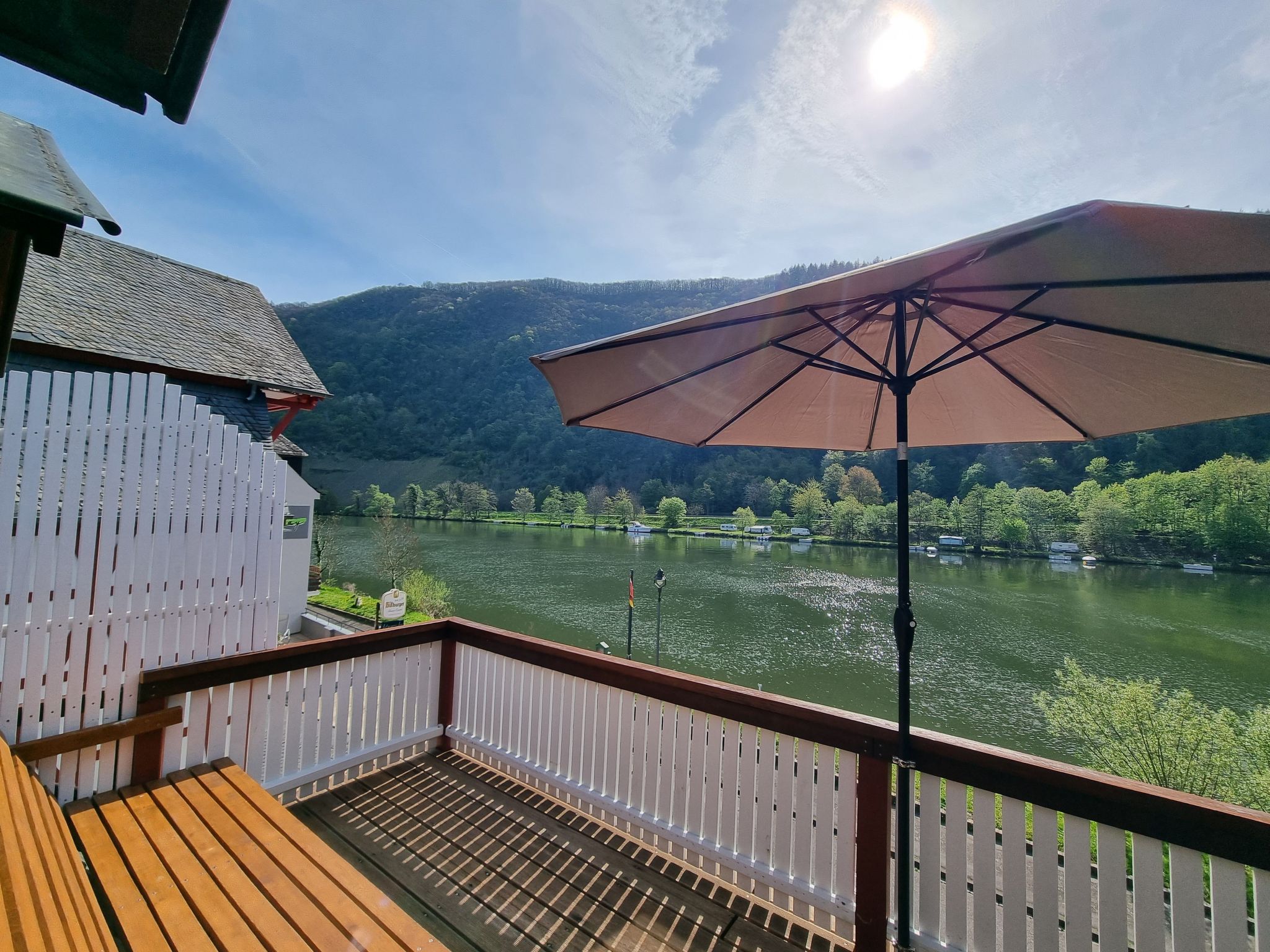 Moselschiefer-Traumferienwohnung am Moselufer-Binnen