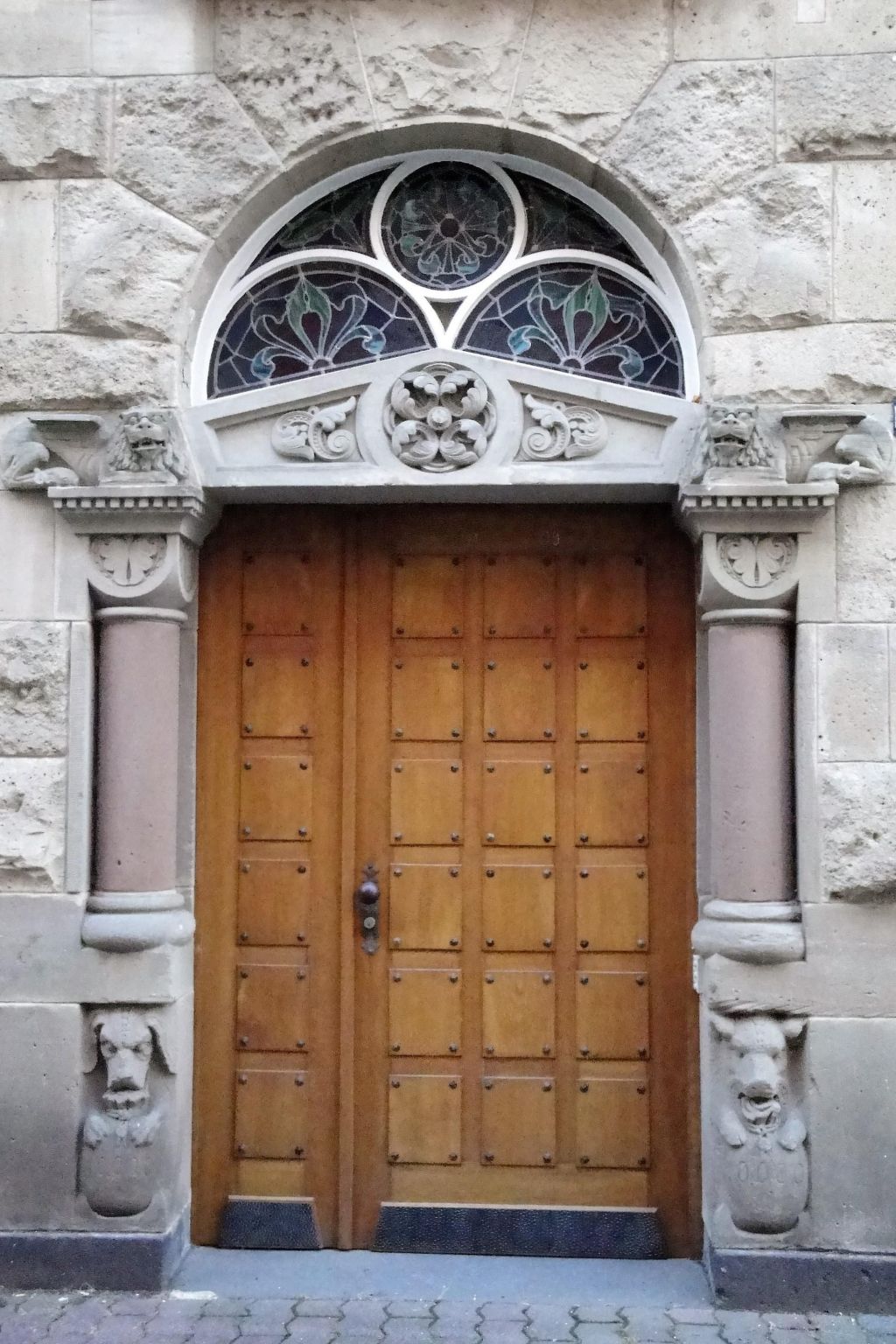 Wohnung in einem historischen Gebäude mit Balkon und Blick auf die Mosel-Image-tags.info