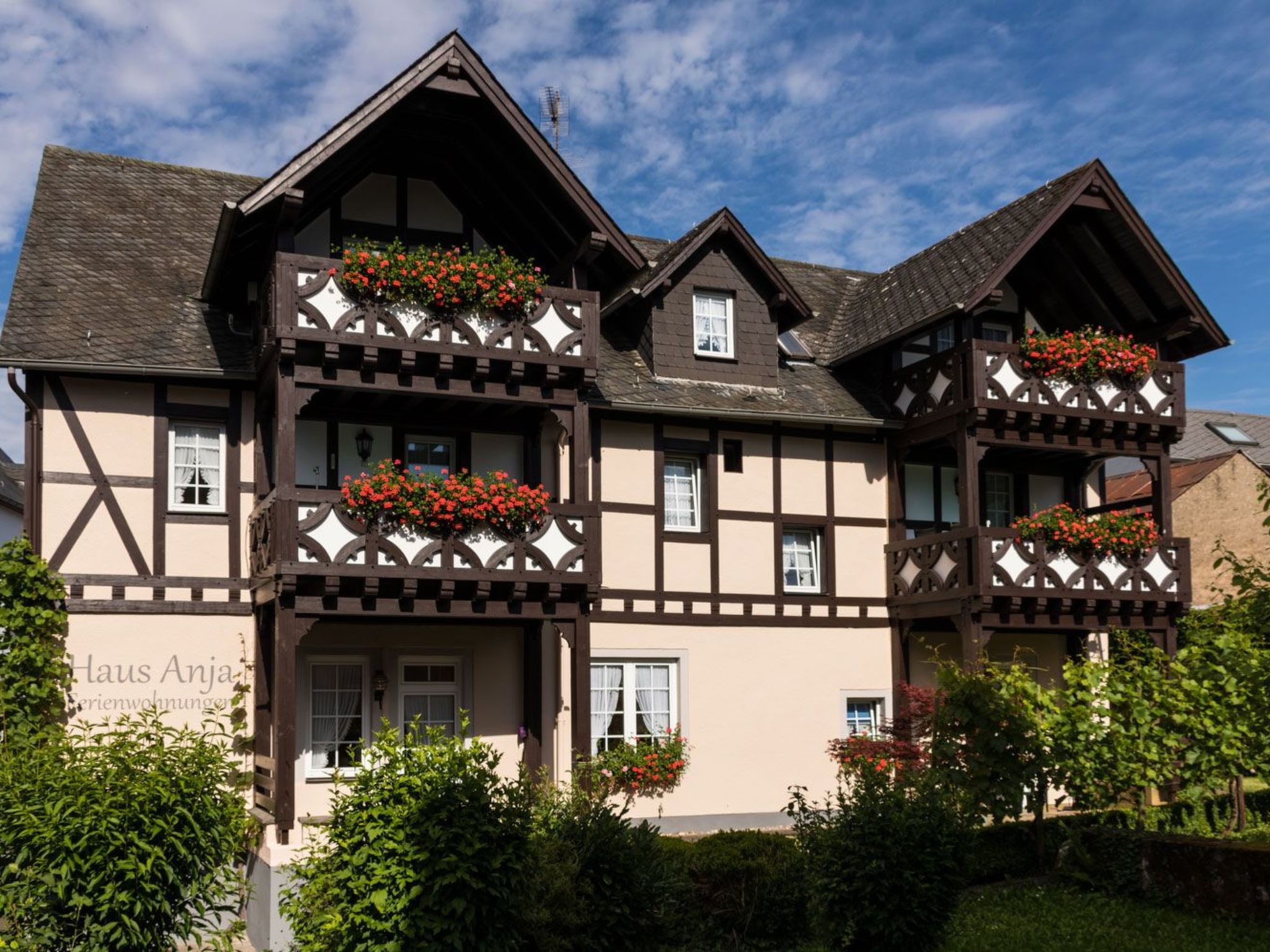 Welcome to the dreamlike Veilchen flat, an ideal retreat for couples, located on the picturesque 2nd floor. This holiday flat offers an incomparable holiday experience on 34 sqm, guaranteeing peace, c..