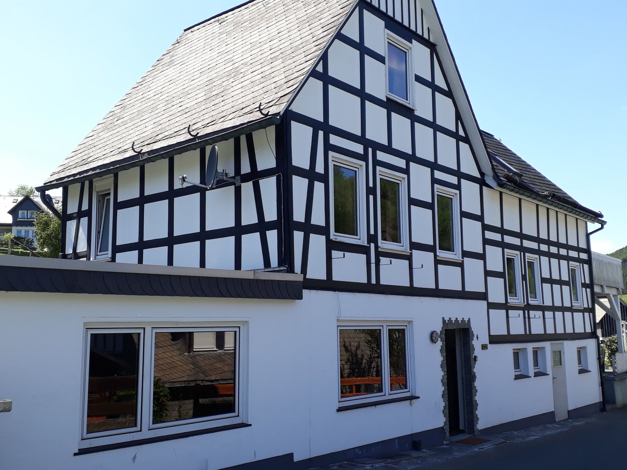 Ontdek de charme van het Sauerland vanuit dit pittoreske vakantiehuis, gelegen in het idyllische dorp Westfeld. Strategisch gepositioneerd tussen Winterberg en Schmallenberg, nodigt dit huis uit tot o..