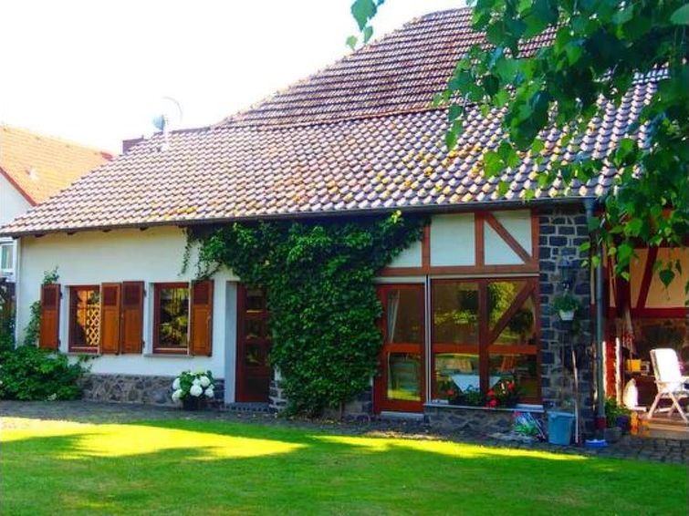 in Bernsfeld mit großem Garten