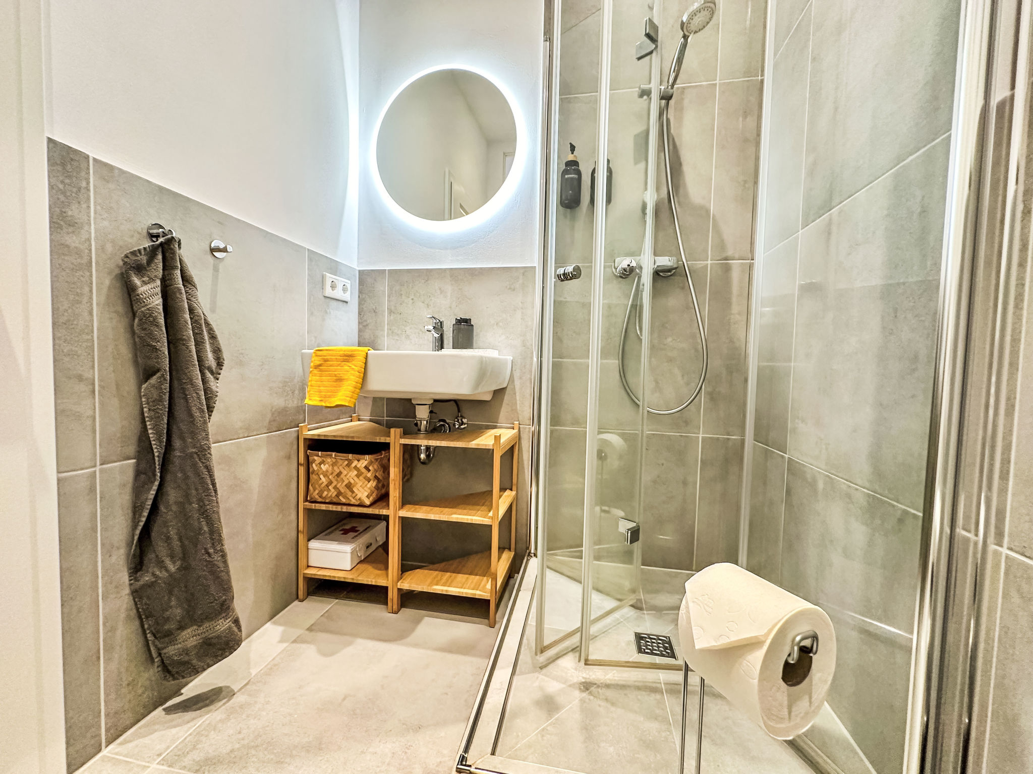 Appartement 250m Rhein - ruhiges Apartement nähe Hbf -K-111- – Salle de bains, photo 12 sur 12