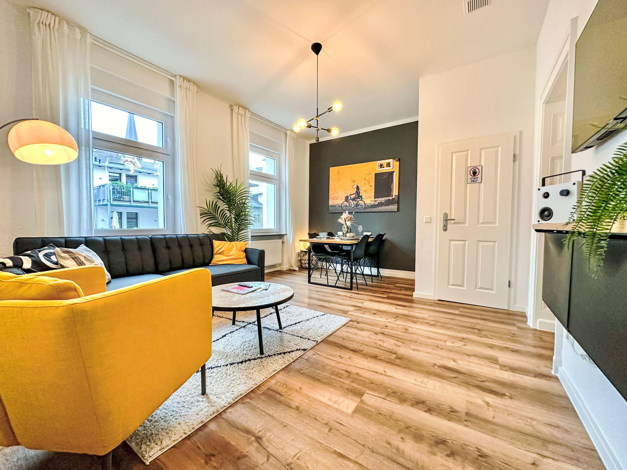 250m Rhein - ruhiges Apartement nähe Hbf -K-111- — Living Room (4 of 12)