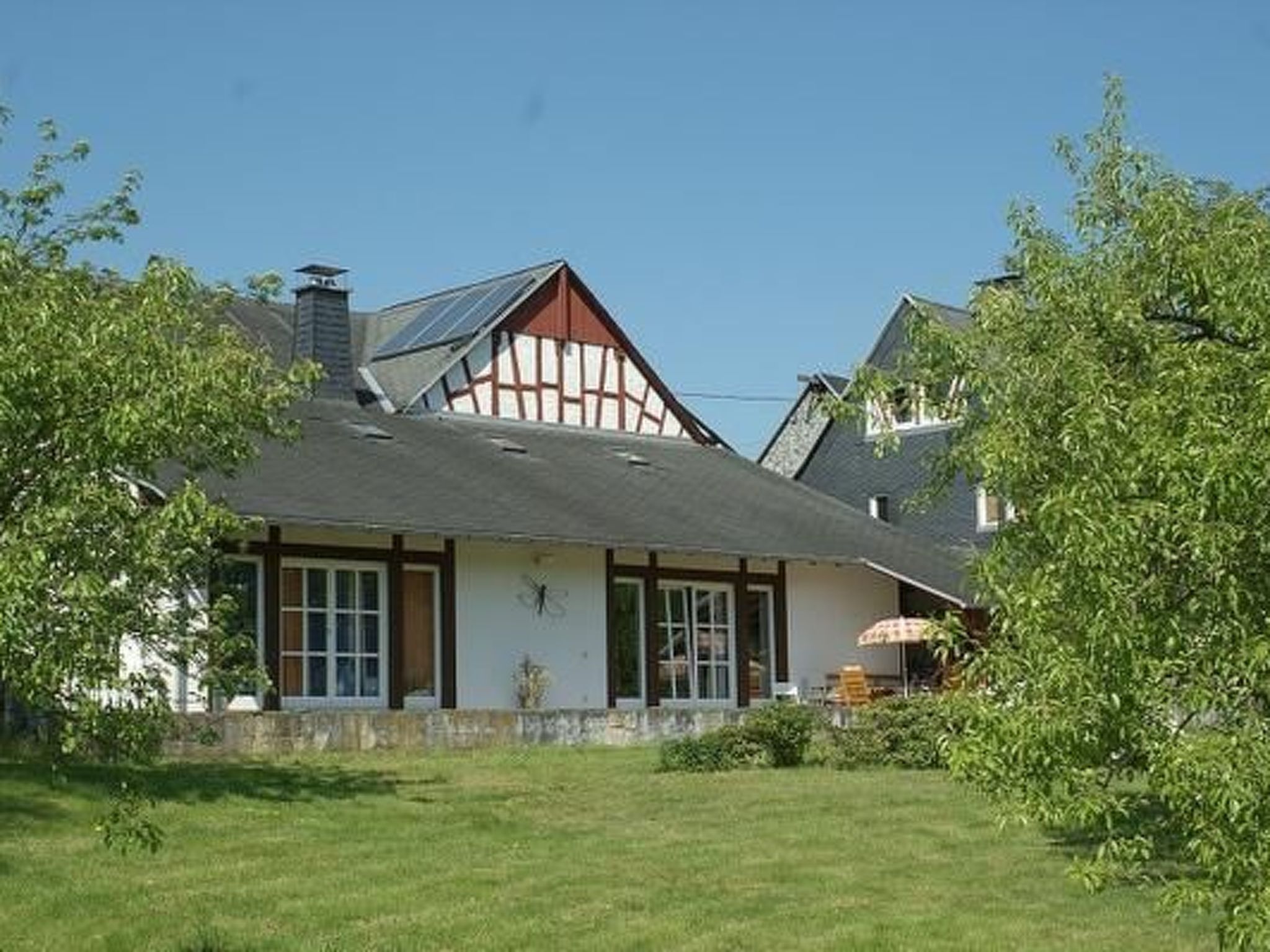 Maximaal 2 huisdieren/honden toegestaan. Discover the ideal setting for a relaxing holiday close to nature in the Hunsrück. The Göttert family's holiday flats not only offer you a cosy retreat, but ..