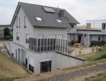 mit Terrasse