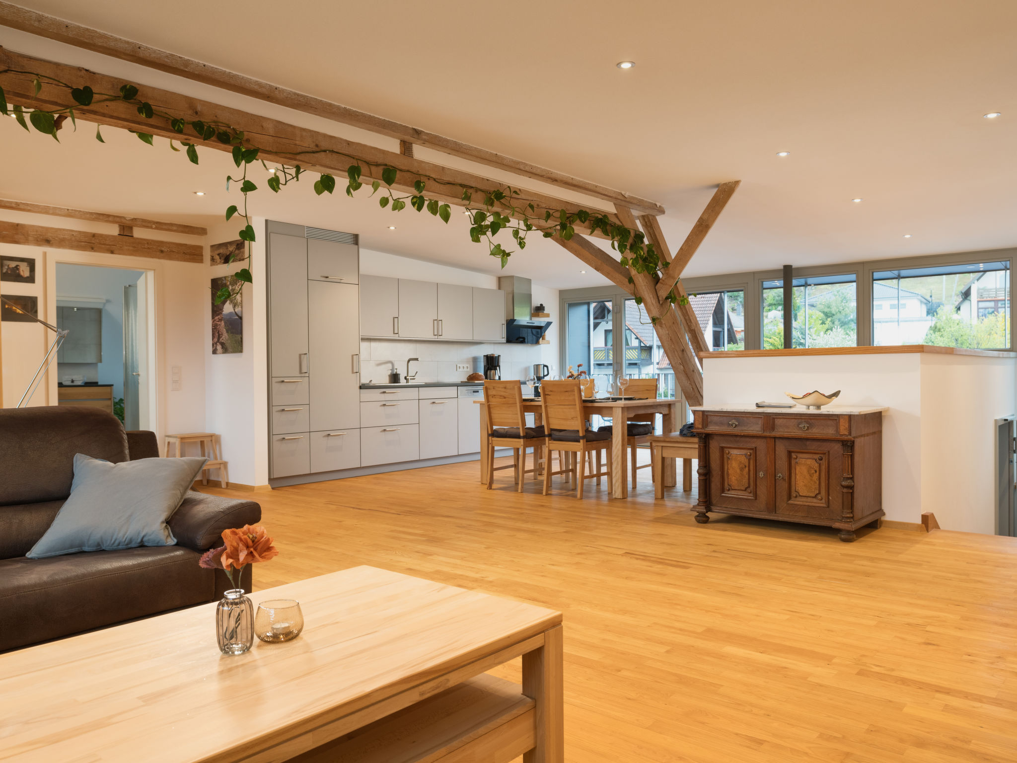 Loft, 3-kamers 130 m2 op de 2e verdieping. Licht, gedeeltelijk afgeschuinde daken, volledig gerenoveerd in 2018, comfortabel en mooi ingericht: groot, open woon-/eetkamer met eettafel en Kabel-TV (Fla..