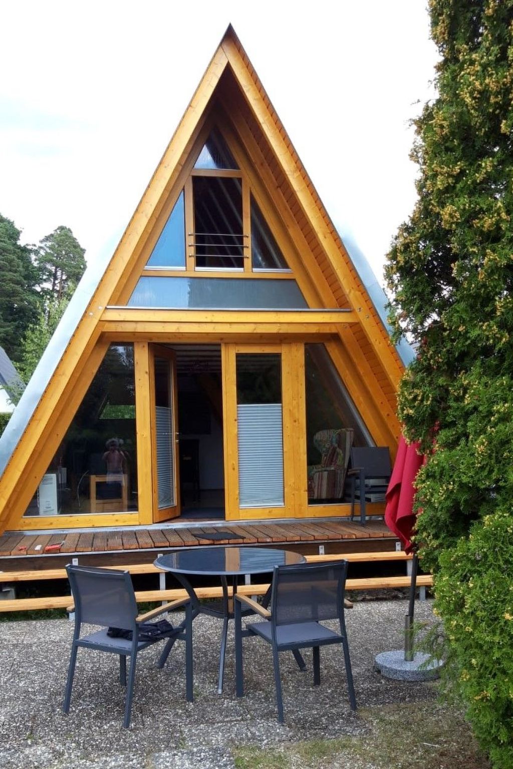 In het Nationaal Park Zwarte Woud, op 12 km van Pforzheim, in het vakantiepark Neuhausen - Schellbronn, staan vier hoogwaardige, volledig gerenoveerde houten eengezinswoningen. Elk huis heeft zijn eig..