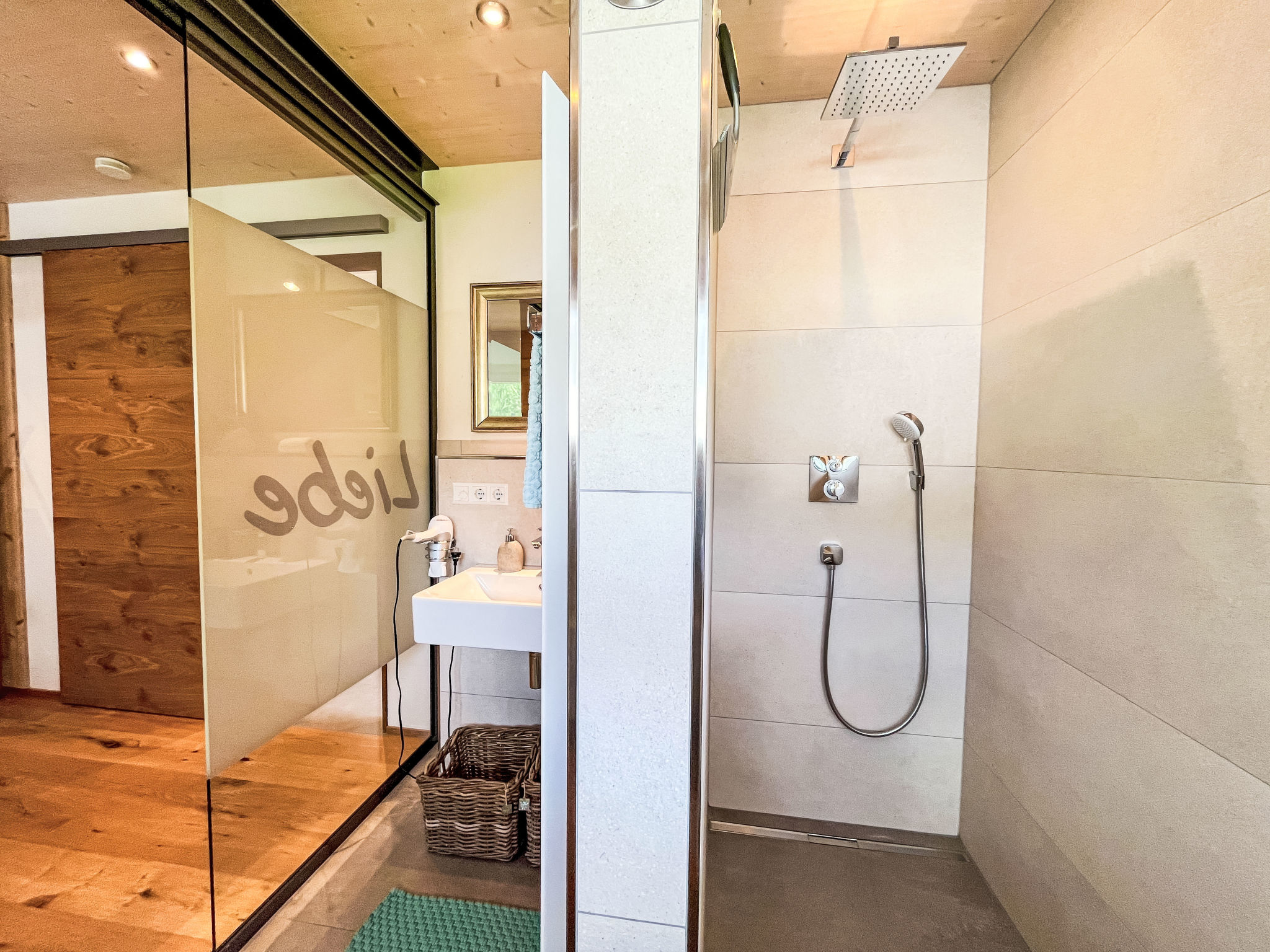 Kinast (HFT201)-Drinnen