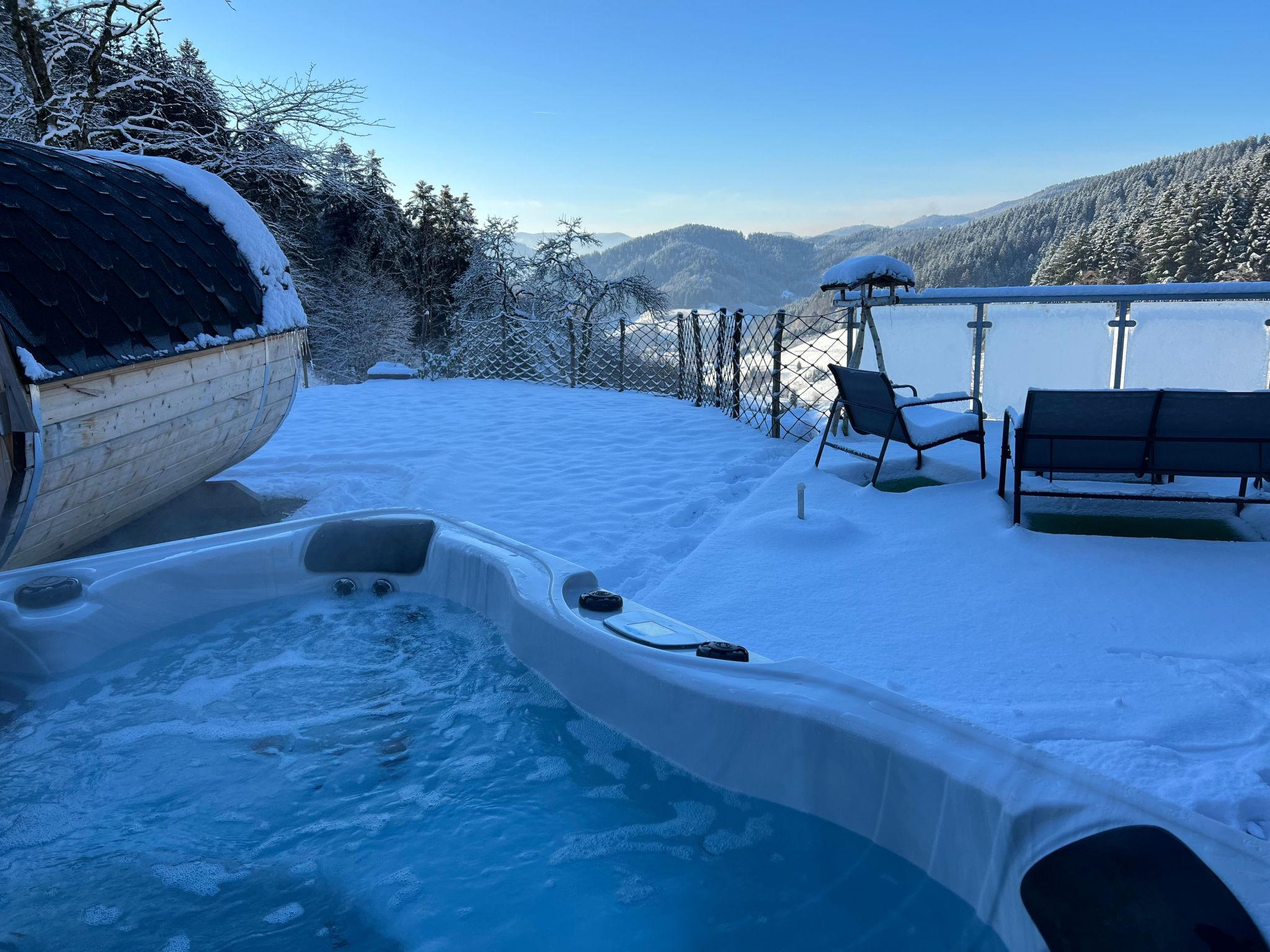 FeWo mit Whirlpool und Fass-Sauna im Schwarzwald-Dedans