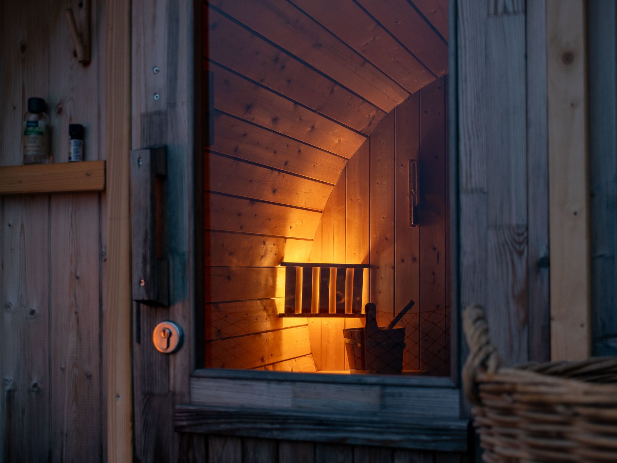 FeWo mit Whirlpool und Fass-Sauna im Schwarzwald-Dedans