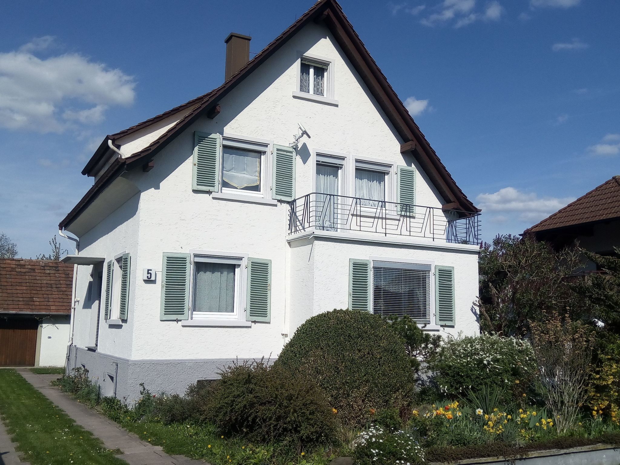 in ruhiger Lage mit großem Garten