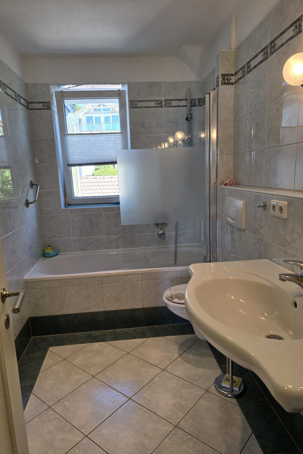 Wohnung B mit Balkon-Image-tags.info